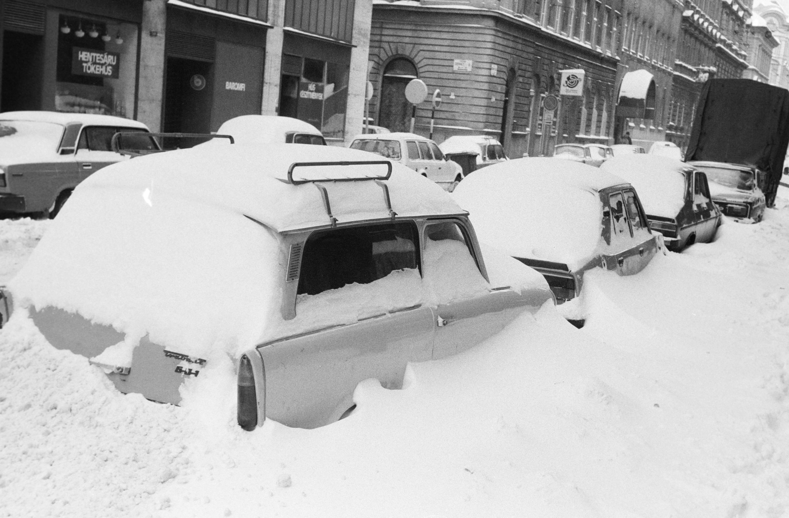 Hungary, Budapest VII., Dohány utca, szemben az Osvát utca - Hársfa utca közötti házsor látható., 1987, Bojár Sándor, butcher shop, Budapest, snow, Fortepan #255478