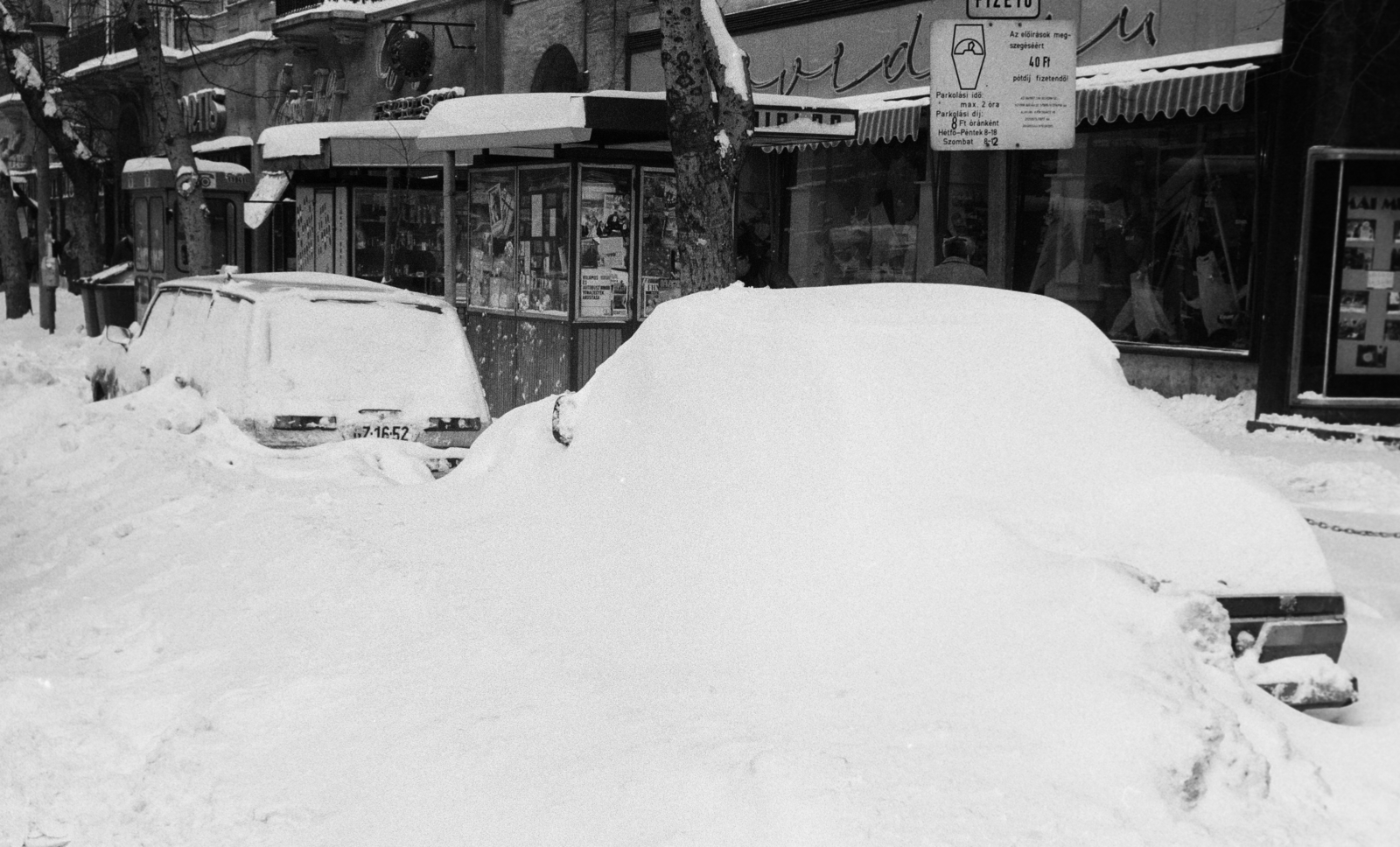 Hungary, Budapest VII., a felvétel az Erzsébet (Lenin) körút 13. számú ház előtt készült, jobb szélen a Dohány utca sarkán a Hiradó mozi., 1987, Bojár Sándor, Budapest, snow, parking meter, Fortepan #255480
