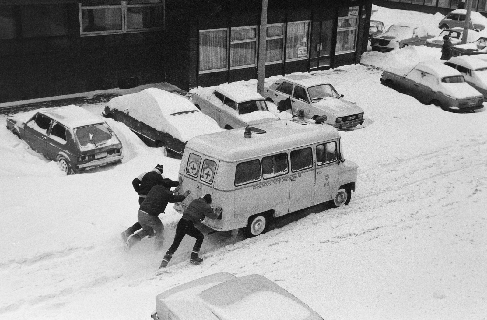 Hungary, Budapest VII., Madách Imre út - Rumbach Sebestyén utca sarok., 1987, Bojár Sándor, Best of, Budapest, ambulance, push starting, Fortepan #255482