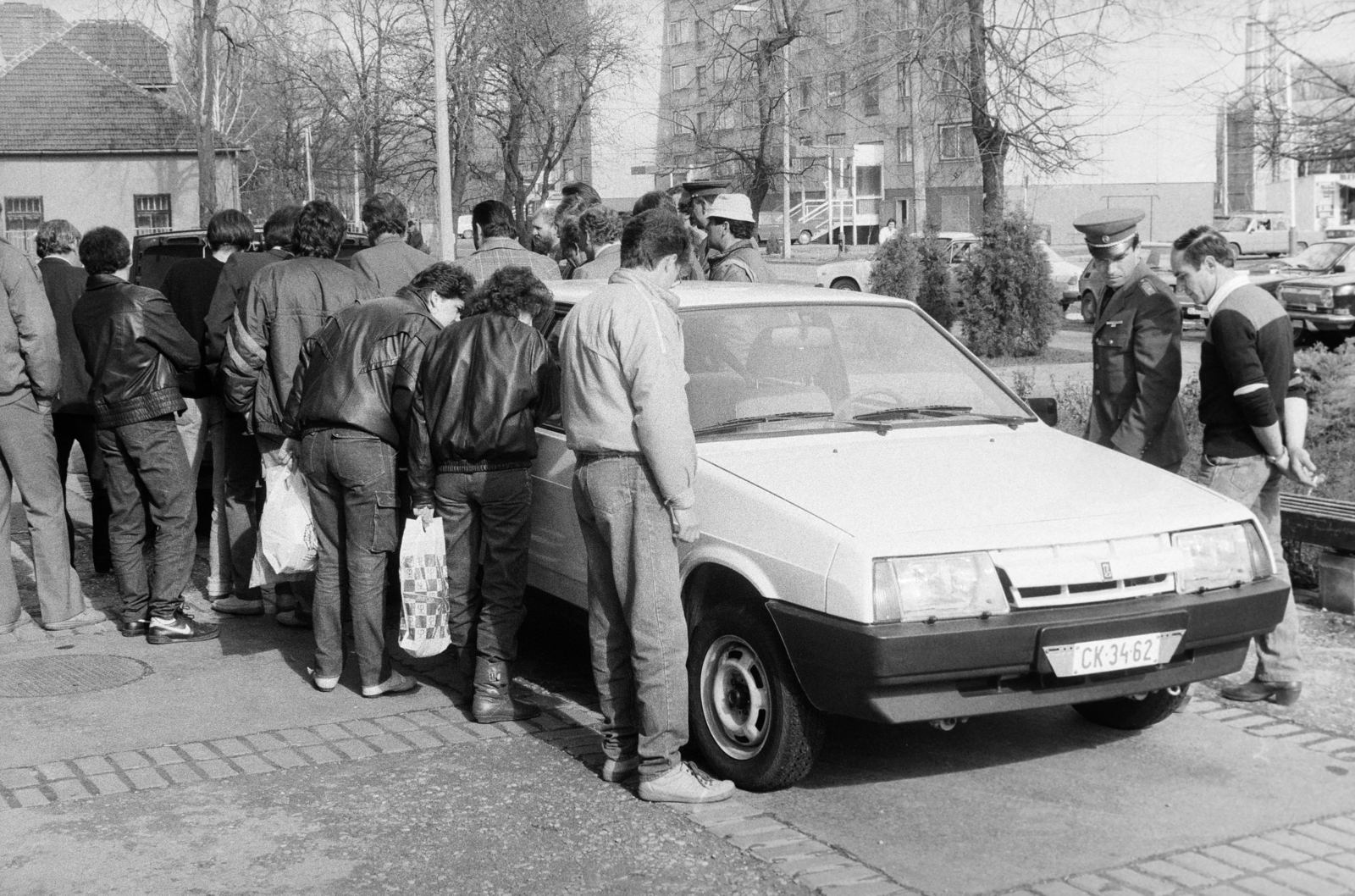 Hungary, Kiskunhalas, Kárpát utca a Fazekas Mihály utca felé nézve. Lada Samara típusú személygépkocsi bemutatója a Kiskunhalasi Autójavító Vállalat által a Lada-tulajdonosok számára rendezett ankét keretében., 1987, Bojár Sándor, number plate, Lada-brand, Fortepan #255495