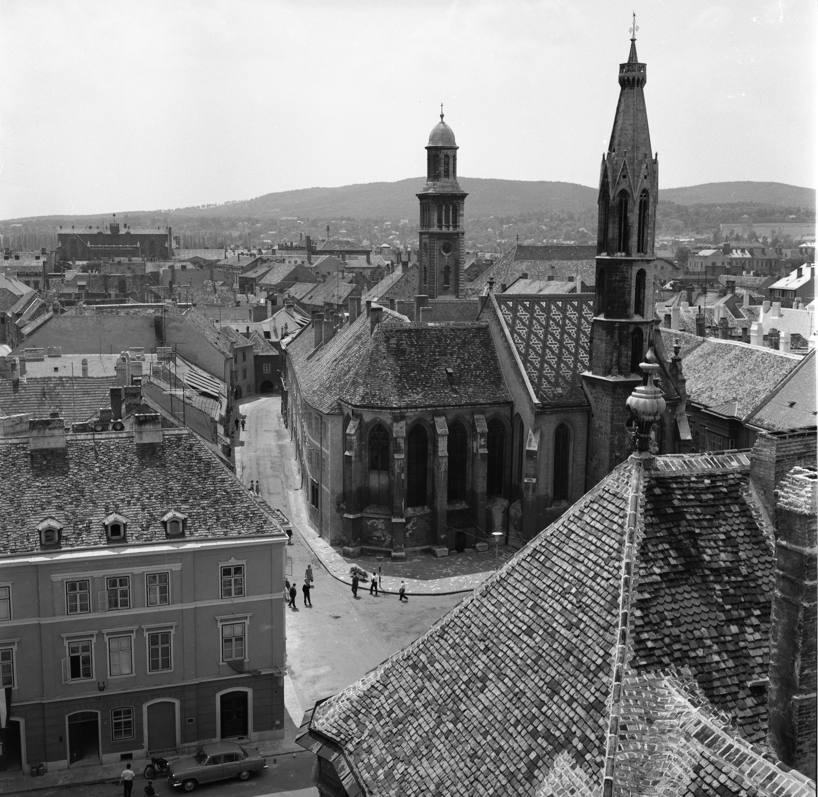 Magyarország, Sopron, kilátás a Tűztoronyból a belváros felé. Előtérben a bencés templom (Kecske templom). távolabb az evangélikus templom., 1967, UVATERV, templom, látkép, kilátás, Fortepan #2555