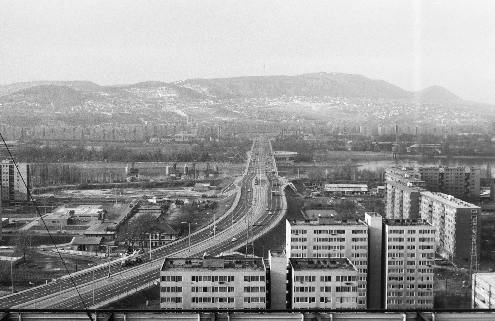 Hungary, Budapest XIII., Váci út, kilátás a SZOT irodaház (később Nyugdíjfolyósító) tetejéről az Árpád híd felé., 1987, Bojár Sándor, Budapest, bird's eye view, blocks, concrete block of flats, Fortepan #255501