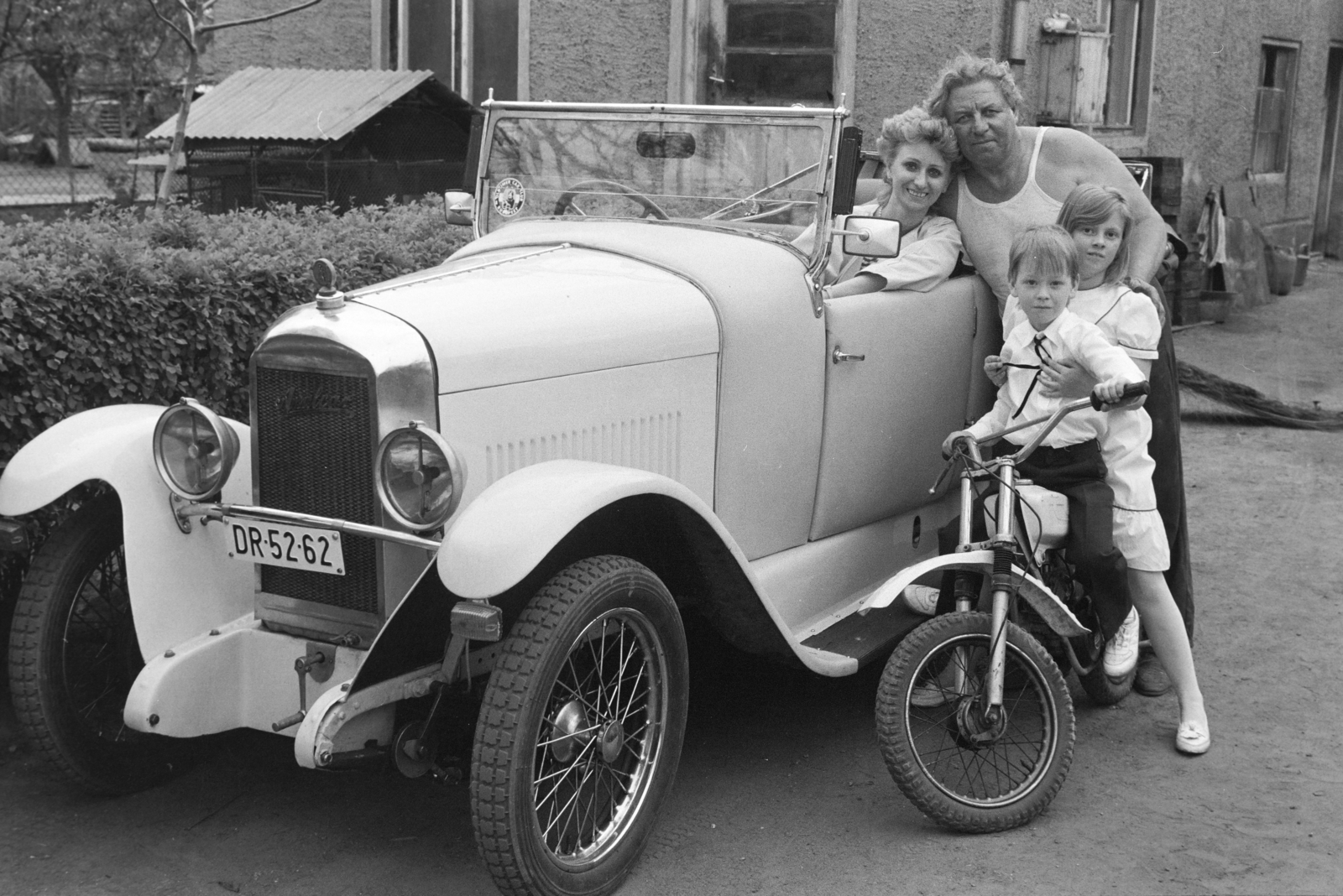 Hungary, Debrecen, Erdély utca 25. Nagy László fémöntő mester, veterán autók gyűjtője és felújítója., 1988, Bojár Sándor, number plate, automobile, Amilcar-brand, motorcycle, Fortepan #255503