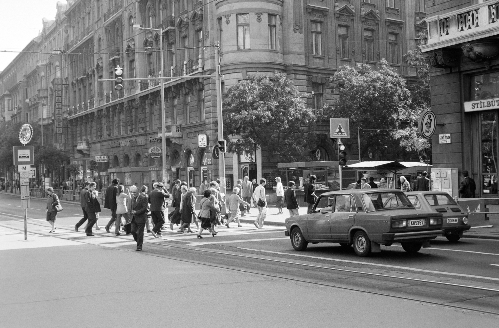 Hungary, Budapest V., Szent István körút, jobbra a Falk Miksa (Néphadsereg) utca., 1985, Bojár Sándor, Budapest, Fortepan #255509