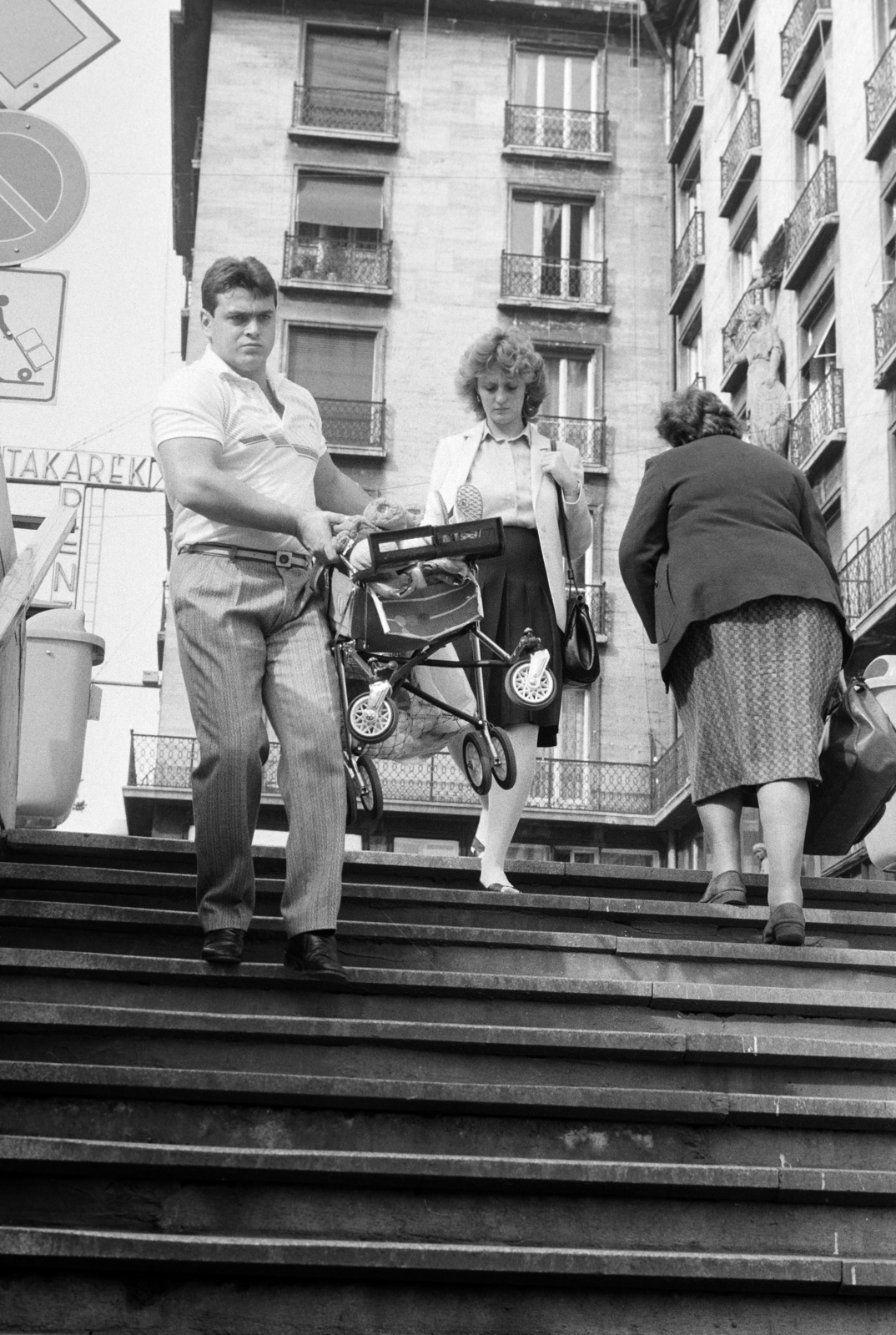 Hungary, Budapest VII., Astoria kereszteződés, lejárat az aluljáróba a Károly (Tanács) körút - Rákóczi út sarkon., 1985, Bojár Sándor, Budapest, stairs, baby carriage, Fortepan #255511