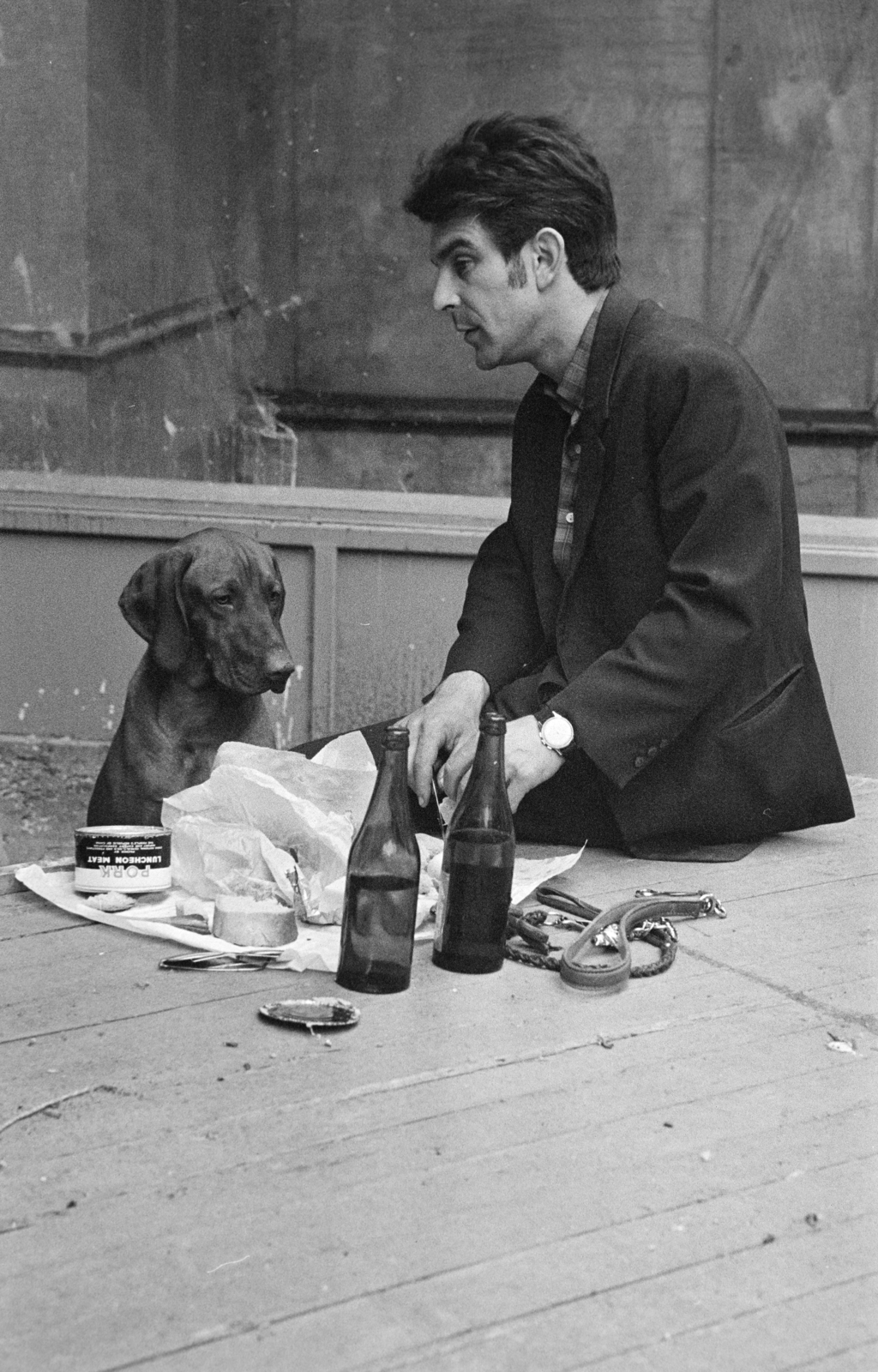 Hungary, Budapest X., Albertirsai úti vásár területe, nemzetközi kutyakiállítás., 1972, Bojár Sándor, Budapest, man, face profile, dog show, wrist watch, leash, beer bottle, tin can, animal trainer, Fortepan #255531