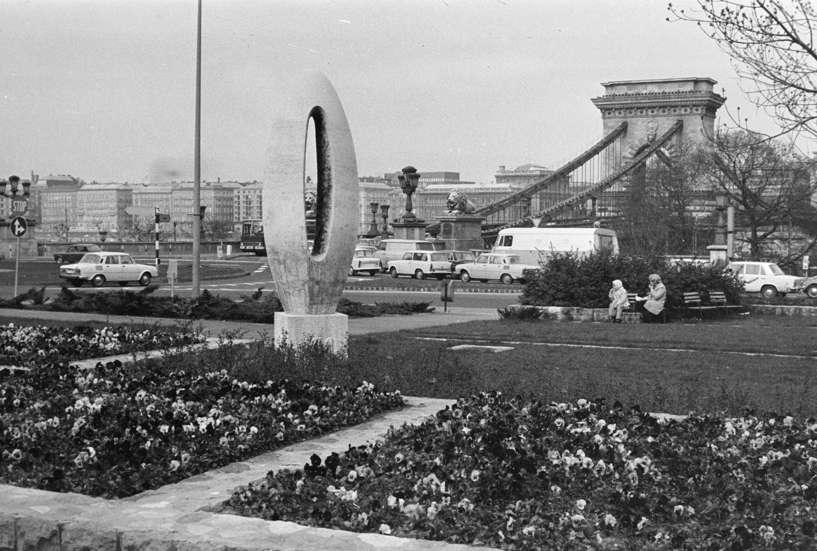 Magyarország, Budapest I., Clark Ádám tér, "0" kilométerkő (Borsos Miklós, 1975.). Jobbra a Széchenyi Lánchíd., 1979, Bojár Sándor, Budapest, Fortepan #255548