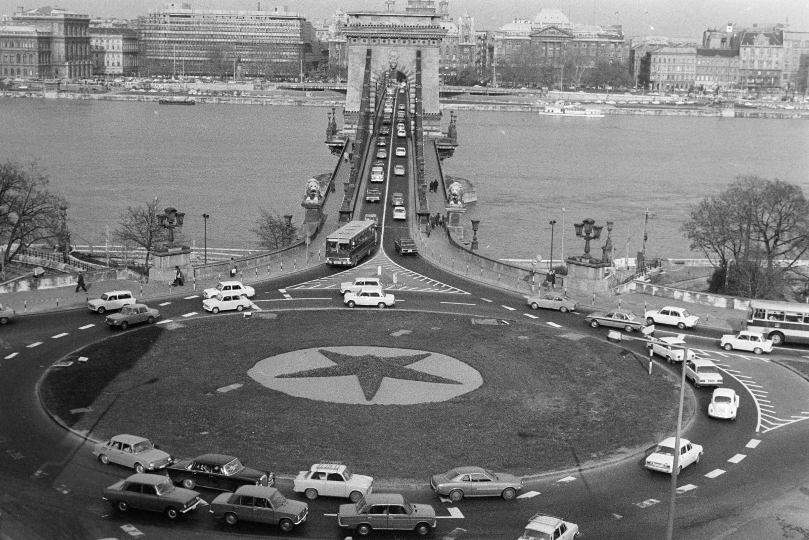 Magyarország, Budapest I.,Budapest V., kilátás az Alagút feletti sétányról a Clark Ádám tér és a Széchenyi Lánchíd felé., 1979, Bojár Sándor, Budapest, Fortepan #255549