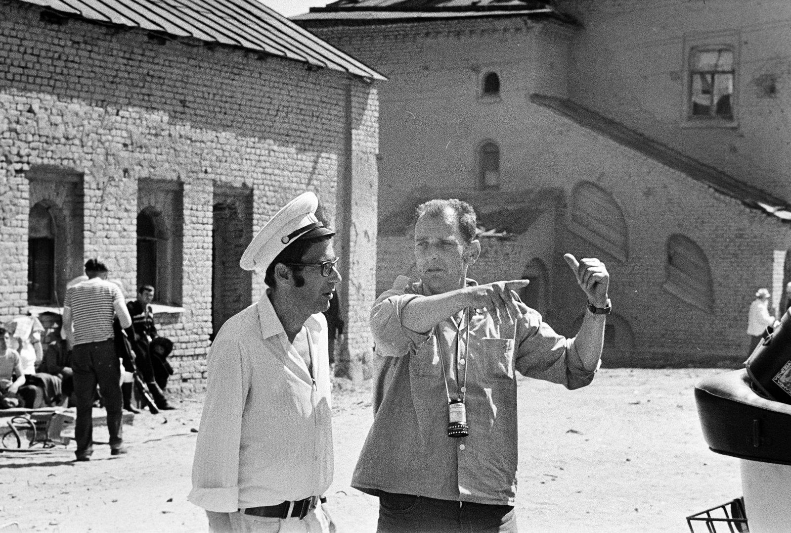 Russia, Saint Petersburg, (Leningrád), Puskin városnegyed, Feodorovszkij Gorodok épületegyüttes. Szász Péter forgatókönyvíró, rendező és Szécsényi Ferenc operatőr a "Kapaszkodj a fellegekbe!" című magyar-szovjet filmszatíra forgatásán., 1969, Bojár Sándor, Soviet Union, Fortepan #255556
