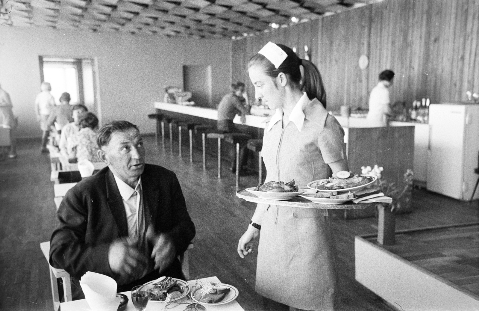 Estonia, Tallinn, E. Vilde tee, Szolnok kávézó és étterem., 1969, Bojár Sándor, restaurant, waiter, Fortepan #255560