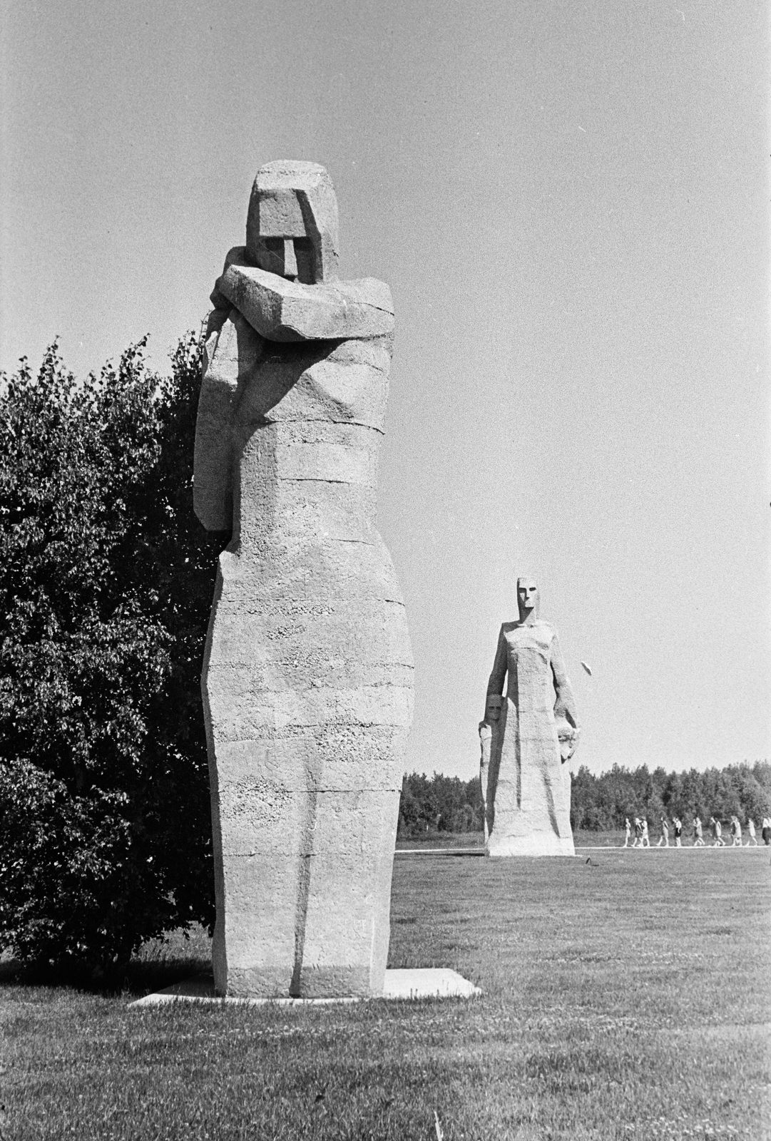 Latvijas Republika, Salaspils, az egykori koncentrációs tábor helyén kialakított emlékpark., 1969, Bojár Sándor, socialist realism, Soviet Union, Fortepan #255577