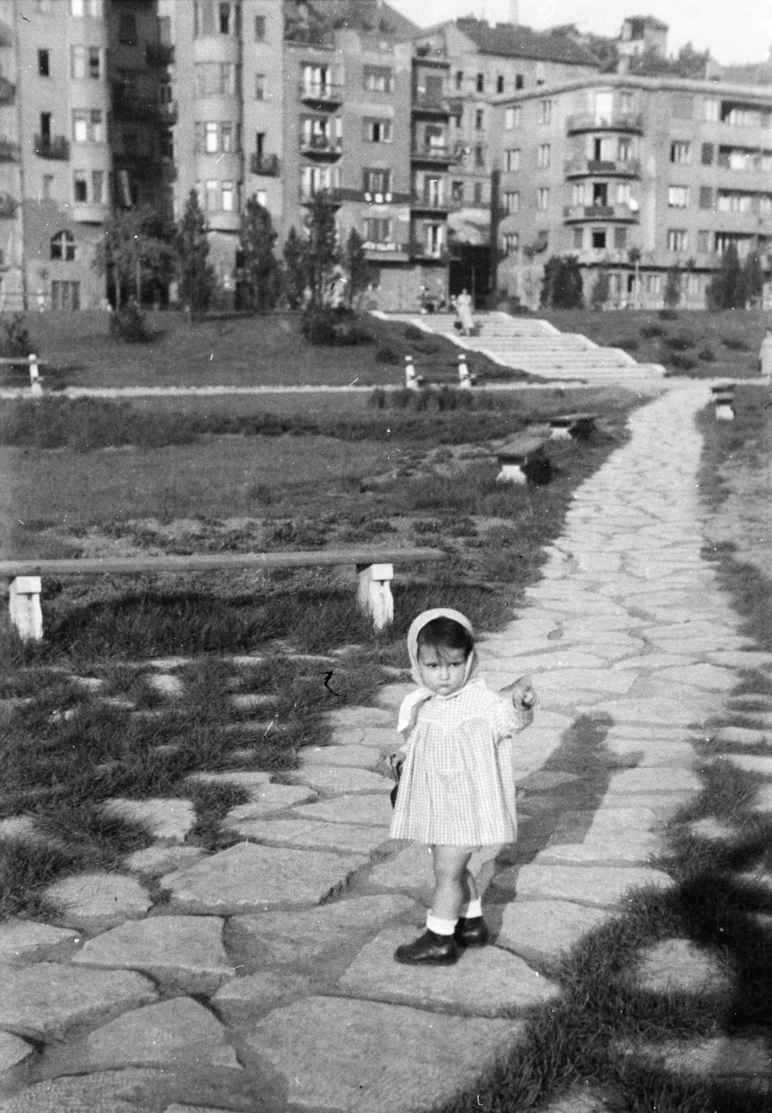 Magyarország, Budapest I., Vérmező, háttérben az Attila út 107., 105. és 103. számú ház., 1948, Bujdosó Géza, Budapest, kislány, pad, fehér ruha, terméskő, út, Fortepan #255611