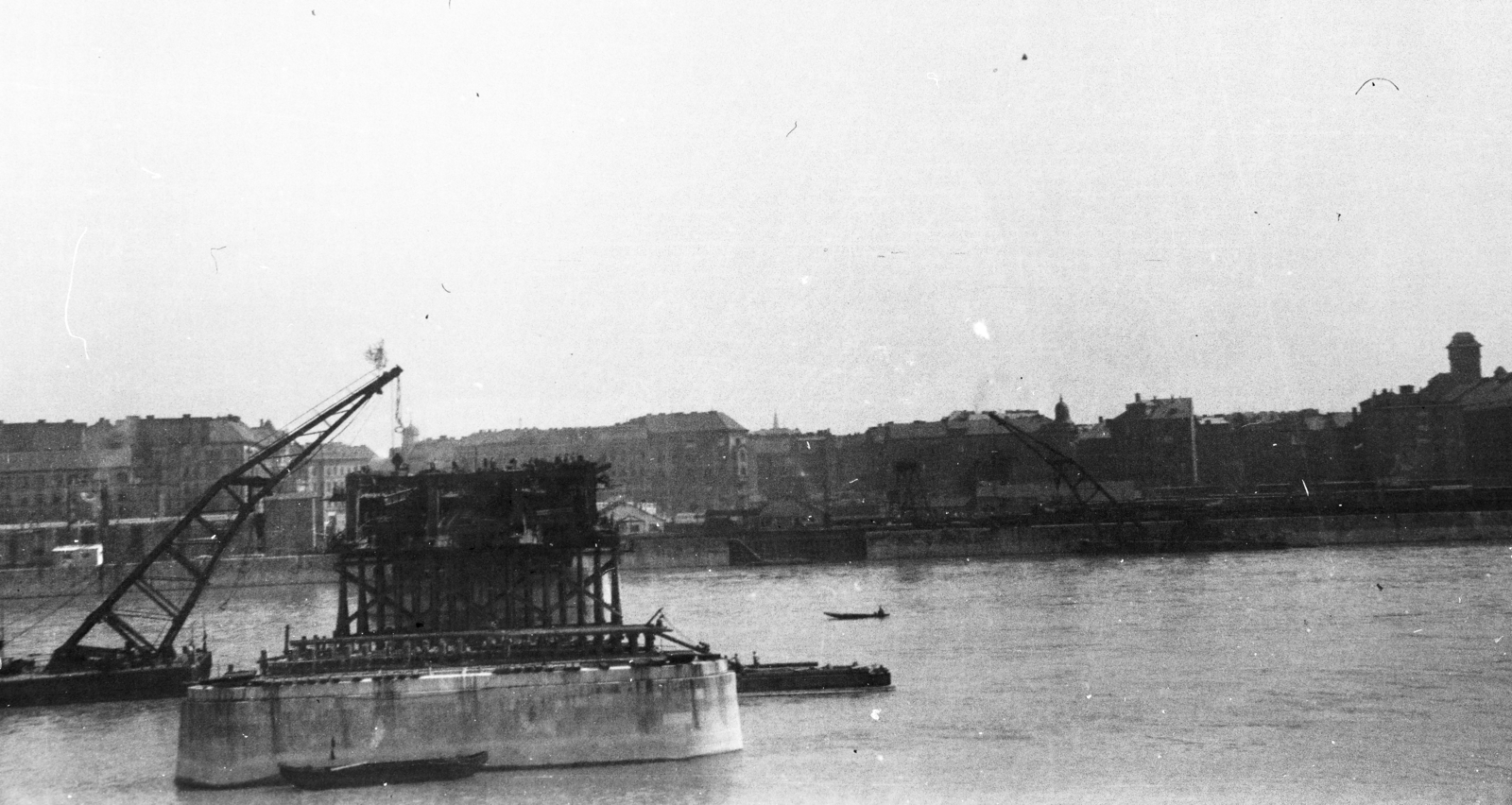 Magyarország, Budapest XI.,Budapest IX., a Petőfi híd újjáépítése, háttérben a Boráros tér épületei., 1951, Bujdosó Géza, Budapest, úszódaru, híd, helyreállítás, Fortepan #255612
