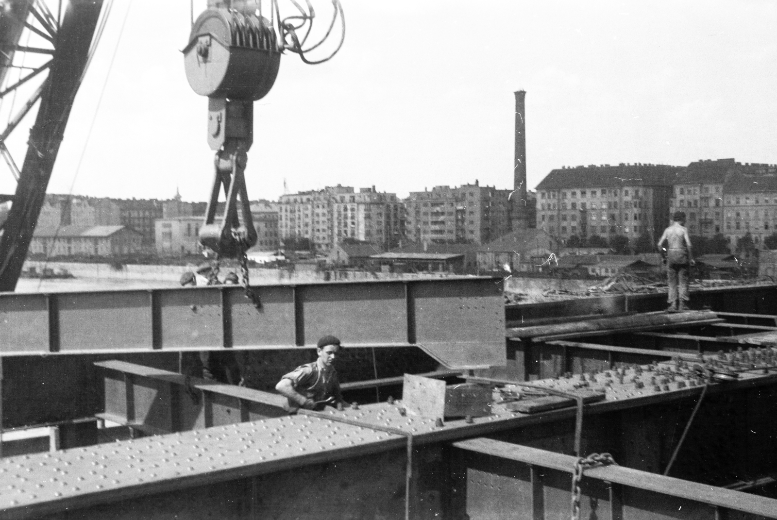 Magyarország, Budapest XI.,Budapest IX., a Petőfi híd újjáépítése, a romos Elevátor-ház mögött a Közraktár utca épületei., 1951, Bujdosó Géza, Budapest, híd, helyreállítás, Fortepan #255615