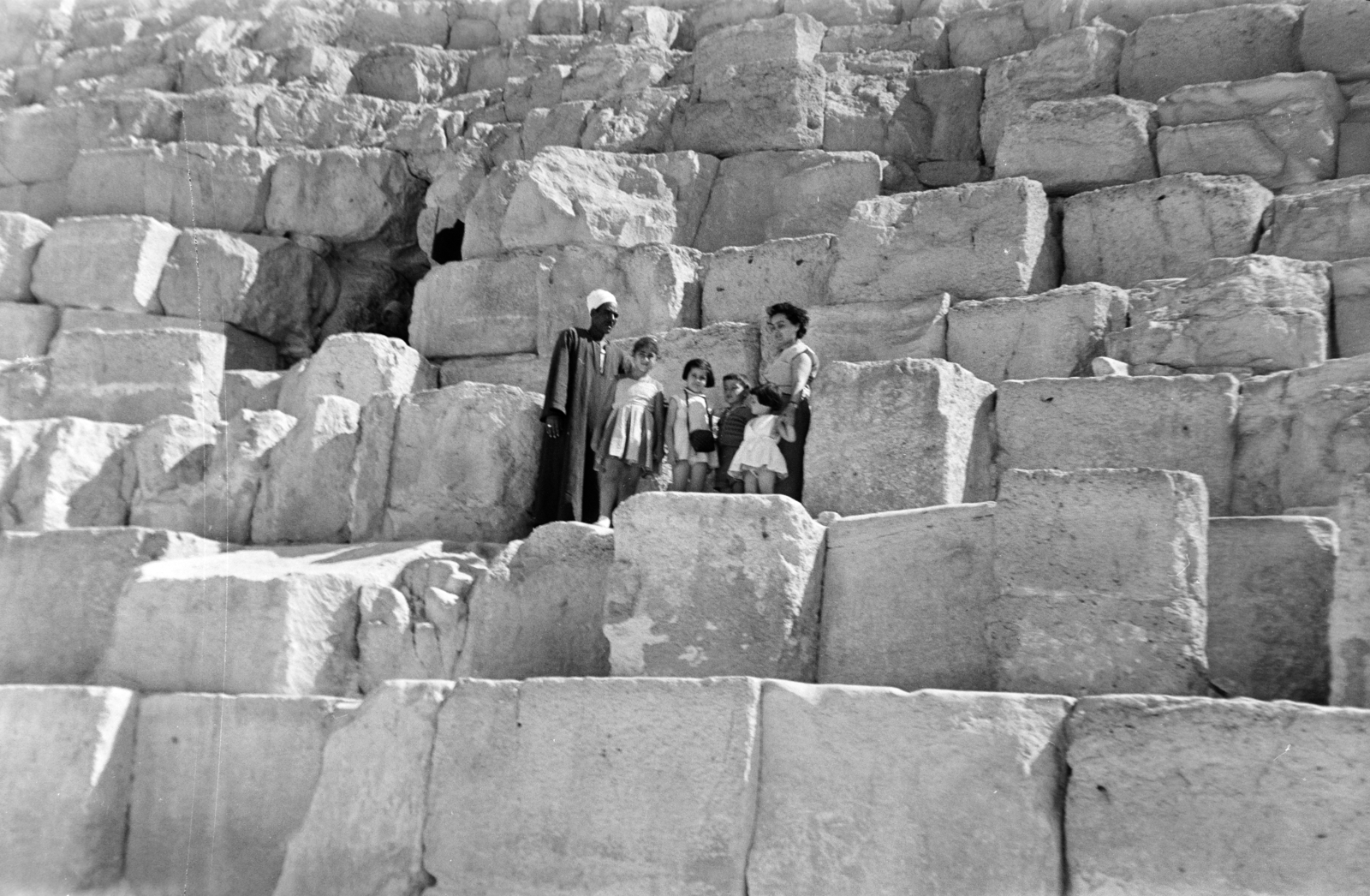 Egypt, Giza, Kheopsz piramis., 1958, Bujdosó Géza, tourist, Fortepan #255620