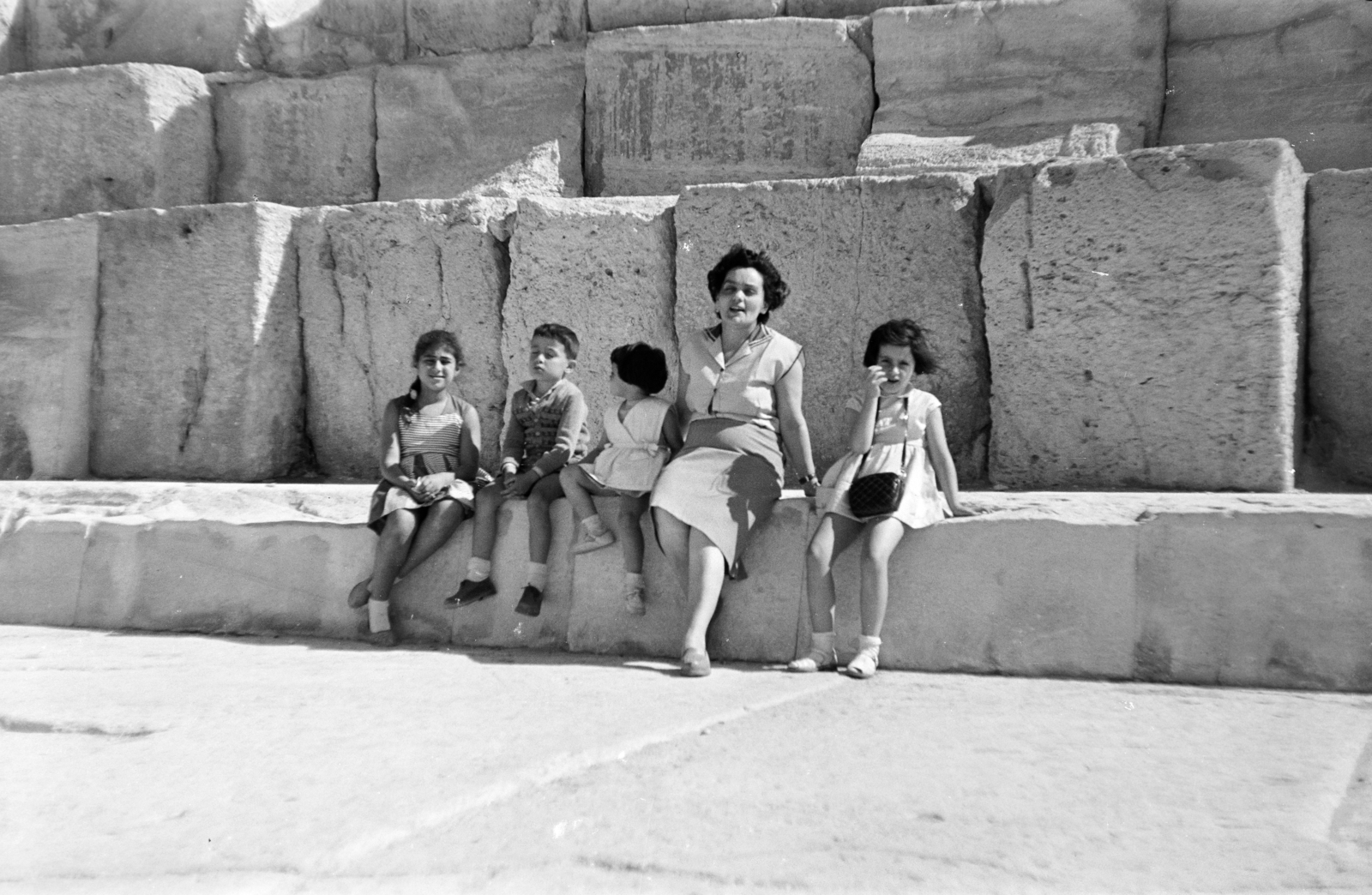 Egyiptom, Gíza, Kheopsz piramis., 1958, Bujdosó Géza, pihenés, anya, gyerekek, Fortepan #255621