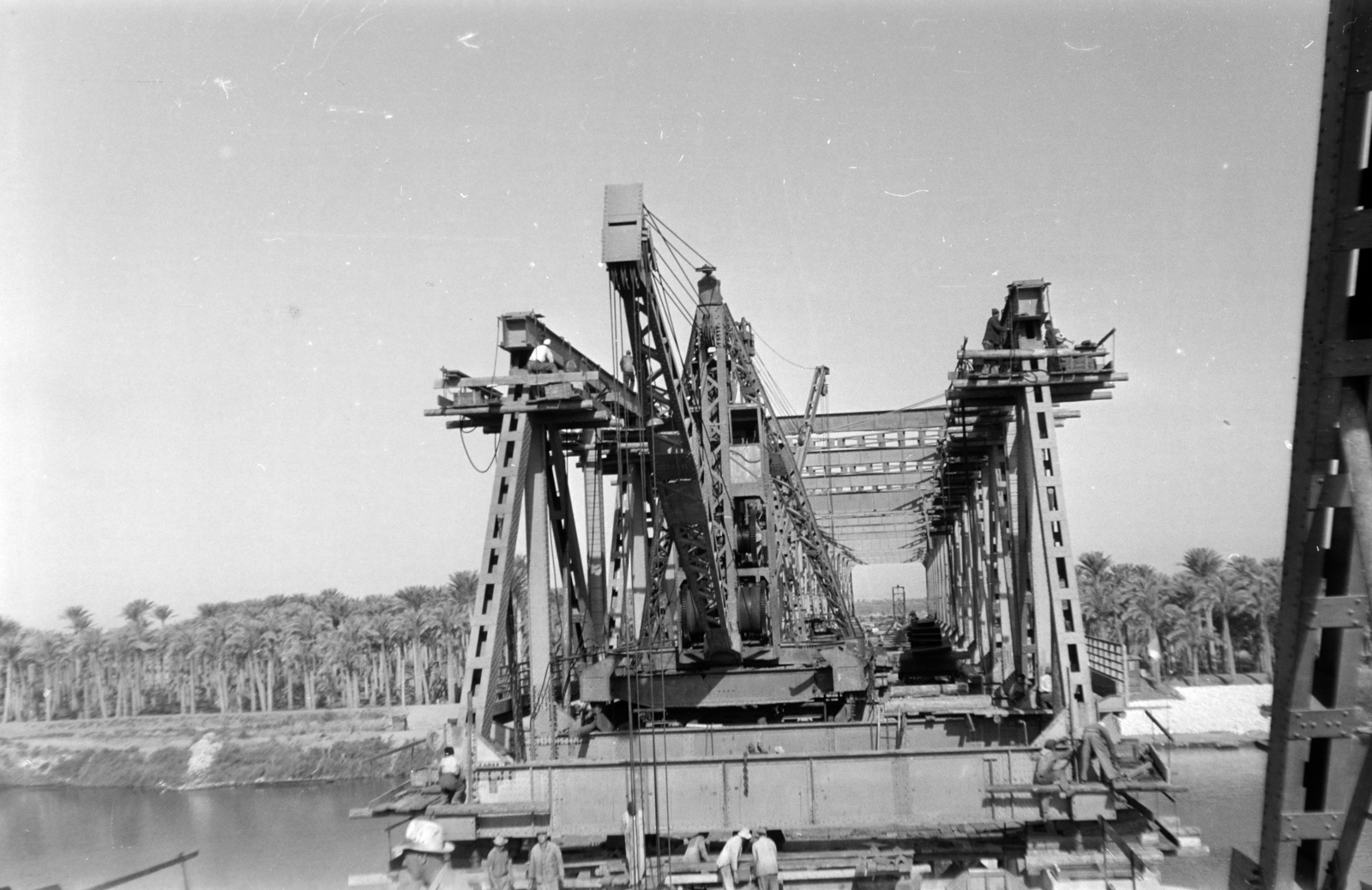 Egypt, Cairo, a Nílus feletti Al Marazeek-híd. A magyar tervezésű híd acélszerkezetének anyagát az ózdi és a diósgyőri acélművek készítette, a hídszerkezetet a győri Rába Művek gyártotta, a szerelést a Ganz–MÁVAG Mozdony- Vagon- és Gépgyár gárdája végezte., 1958, Bujdosó Géza, Endre Darvas-plan, Pál Sávoly-design, Fortepan #255623