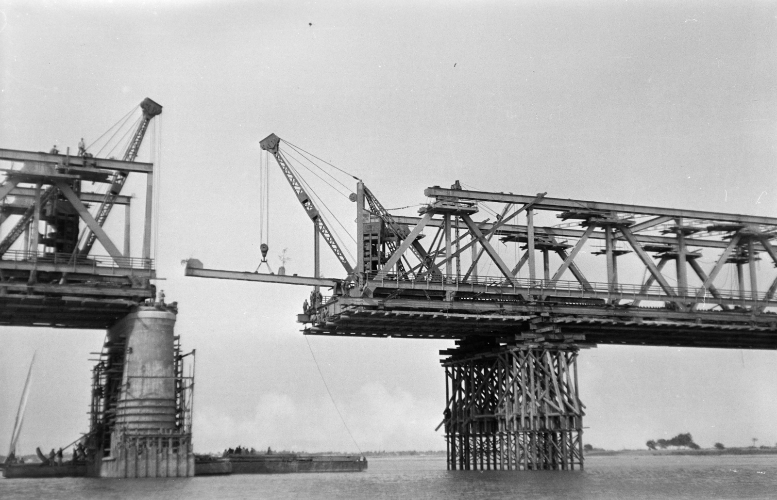 Egypt, Cairo, a Nílus feletti Al Marazeek-híd. A magyar tervezésű híd acélszerkezetének anyagát az ózdi és a diósgyőri acélművek készítette, a hídszerkezetet a győri Rába Művek gyártotta, a szerelést a Ganz–MÁVAG Mozdony- Vagon- és Gépgyár gárdája végezte., 1958, Bujdosó Géza, Endre Darvas-plan, Pál Sávoly-design, Fortepan #255630