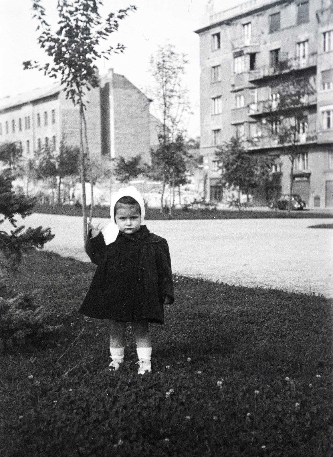Magyarország, Budapest I., Vérmező, jobbra az Attila út épületsora., 1947, Bujdosó Géza, Budapest, kabát, kislány, Fortepan #255638