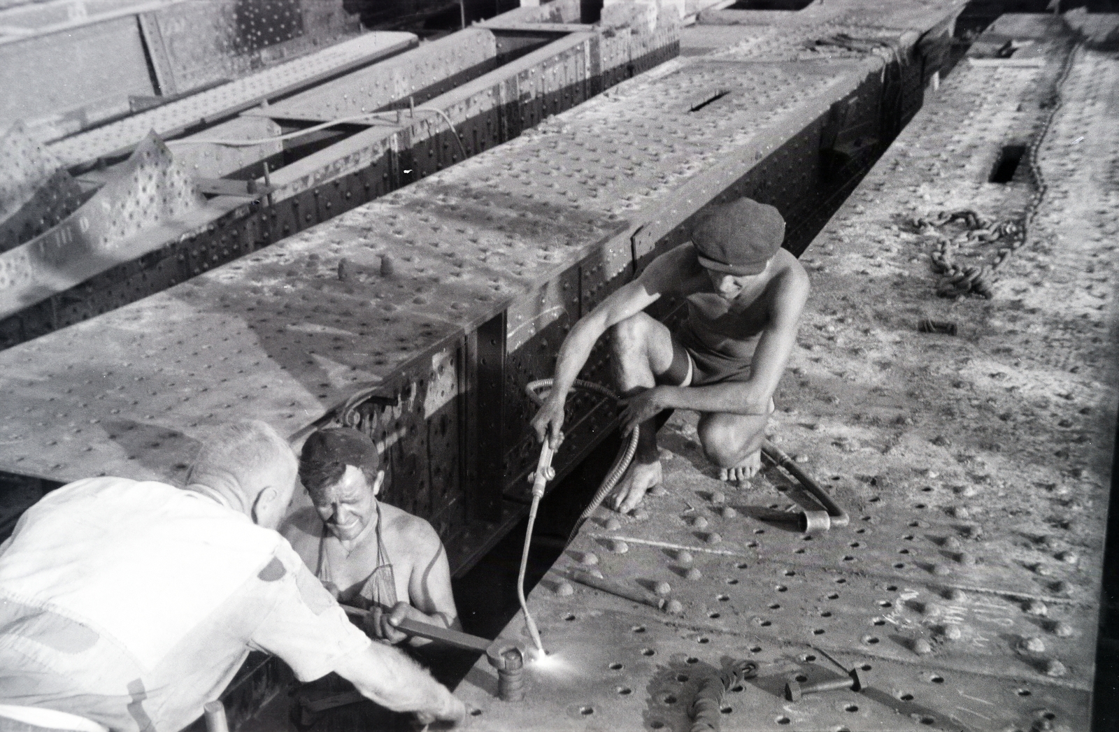 Magyarország, Budapest IX., a Petőfi híd újjáépítése, az acélszerkezet szerelése a pesti hídfőnél., 1951, Bujdosó Géza, Budapest, híd, szerszám, helyreállítás, Fortepan #255642