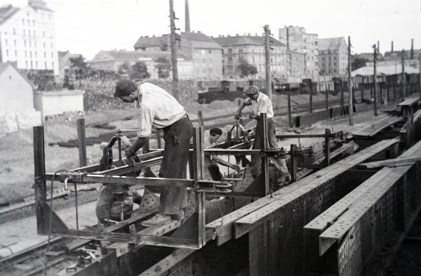 Magyarország, Budapest IX., a Petőfi híd újjáépítése, az acélszerkezet szerelése a pesti hídfőnél., 1951, Bujdosó Géza, Budapest, munkás, híd, helyreállítás, Fortepan #255643