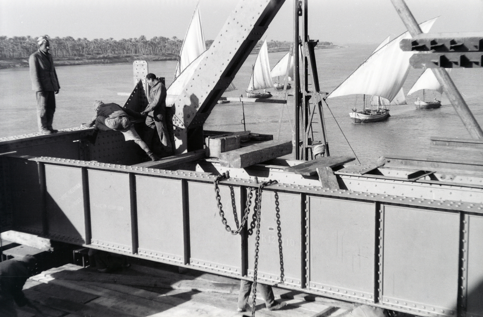 Egypt, Cairo, a Nílus feletti Al Marazeek-híd. A magyar tervezésű híd acélszerkezetének anyagát az ózdi és a diósgyőri acélművek készítette, a hídszerkezetet a győri Rába Művek gyártotta, a szerelést a Ganz–MÁVAG Mozdony- Vagon- és Gépgyár gárdája végezte., 1958, Bujdosó Géza, Endre Darvas-plan, Pál Sávoly-design, Fortepan #255648