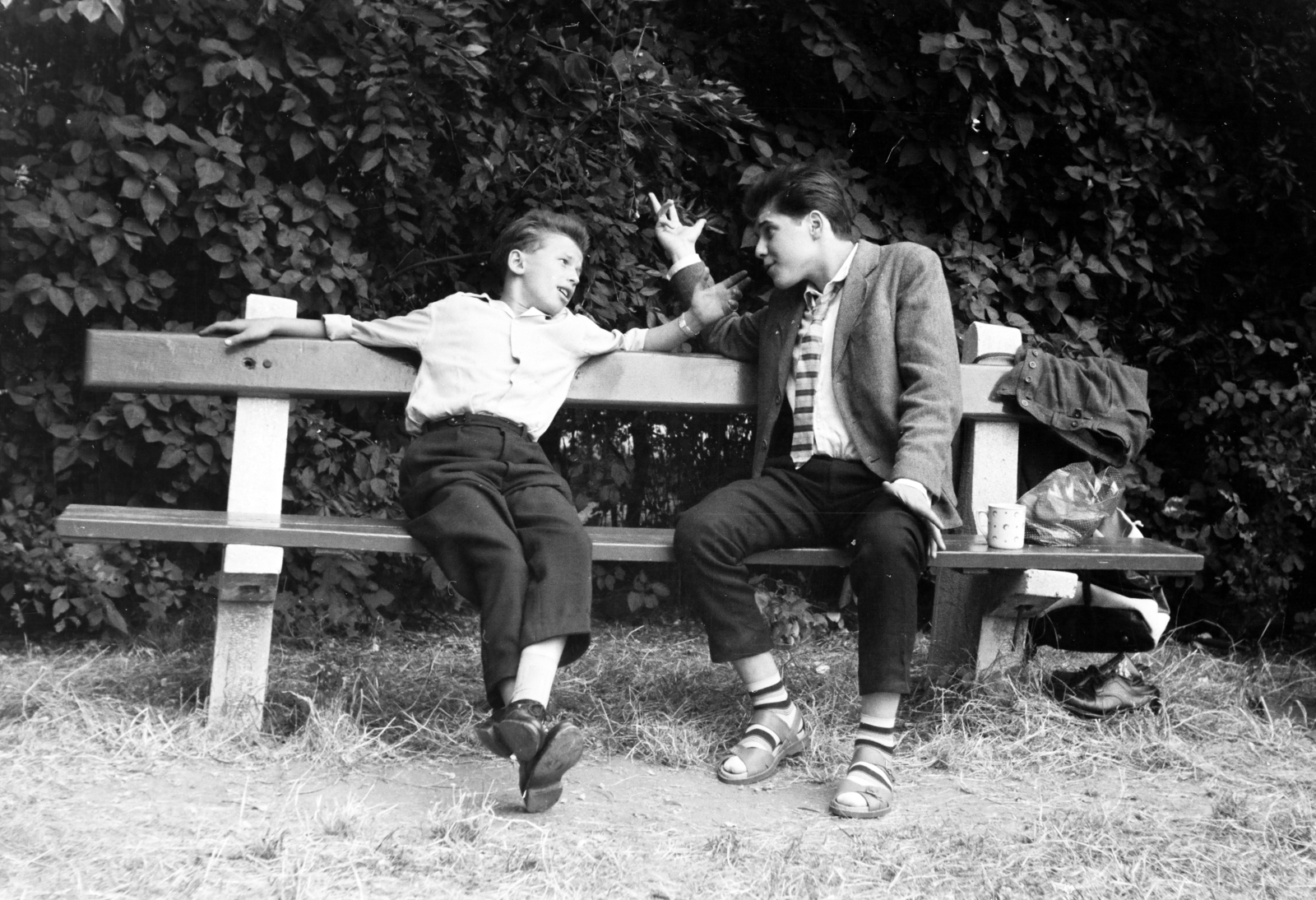 Magyarország, Budapest XI., a Tétényi úti (később Szent Imre) kórház területe a Halmi utca közelében, a felvétel a tanuszoda parkjában készült., 1961, Cziboly Józsefné, Budapest, zokni-szandál, gesztus, pad, divat, csíkos ruha, bögre, Fortepan #255656