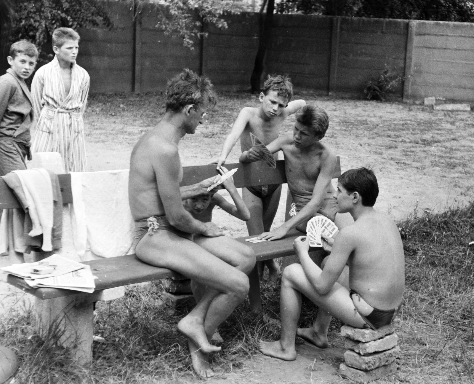 Magyarország, Budapest XI., a Tétényi úti (később Szent Imre) kórház területe a Halmi utca közelében, a felvétel a tanuszoda parkjában készült., 1961, Cziboly Józsefné, Best of, Budapest, fürdőköpeny, kártyajáték, kibic, fecskenadrág, Fortepan #255658