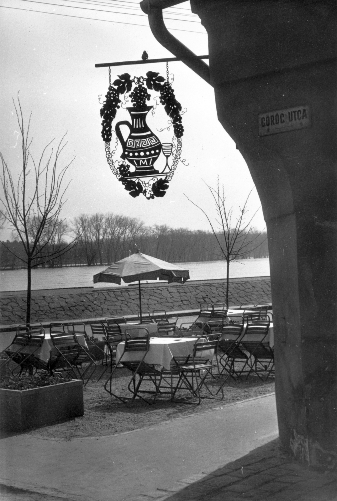 Hungary, Szentendre, Görög utca - Duna korzó (Somogyi-Bacsó part) sarok, Görög Kancsó vendéglő., 1964, Kovács László Péter, sign-board, sunshades, garden furniture, Danube, street name sign, Fortepan #25566