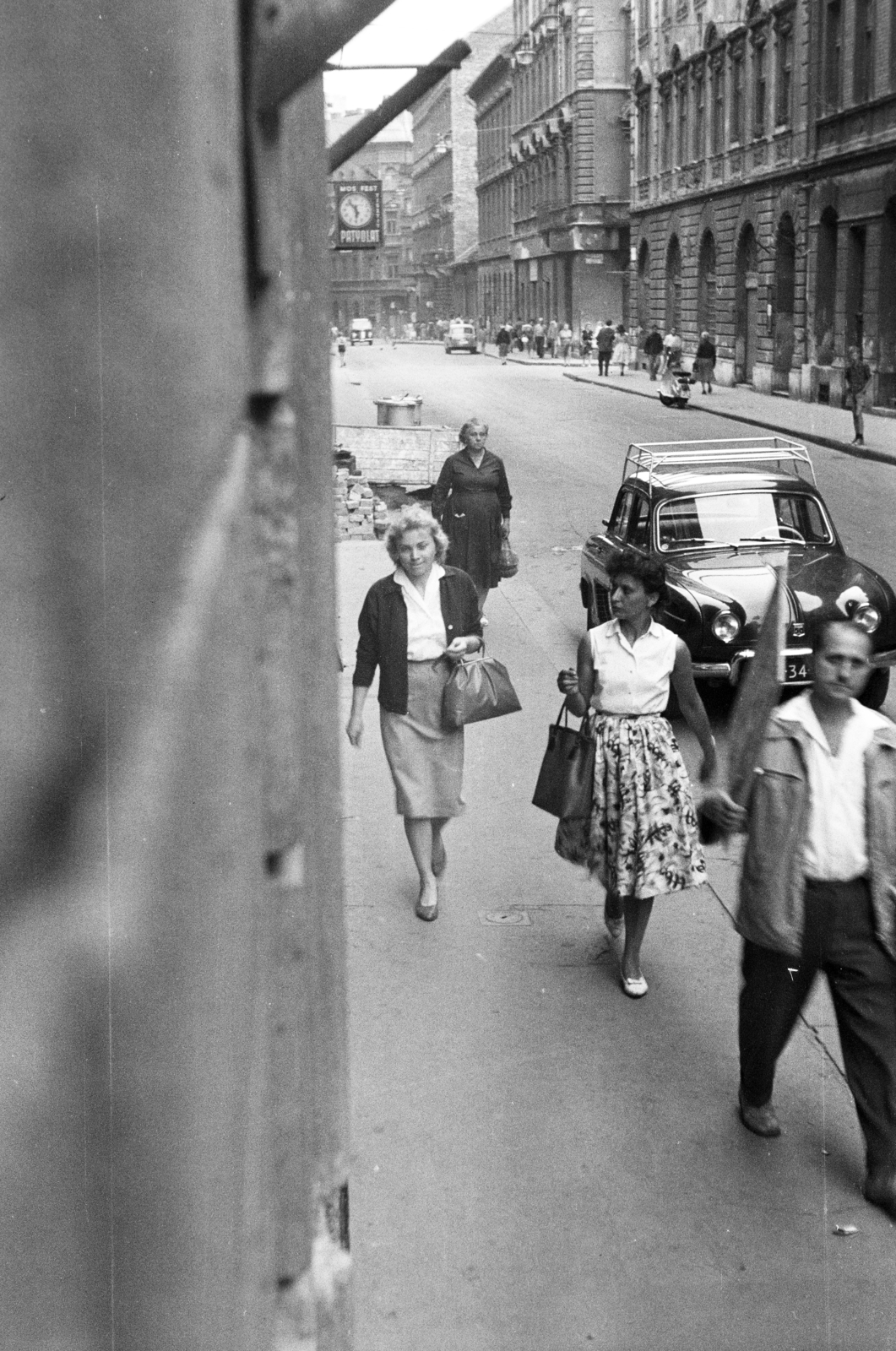 Magyarország, Budapest VII., Szövetség utca, szemben jobbra a Tivadar utca torkolata, távolabb a Dohány utca sarkán álló ház látható., 1961, Cziboly Józsefné, Budapest, robogó, kézitáska, automobil, járókelő, Patyolat Vállalat, Tatra-márka, Fortepan #255664