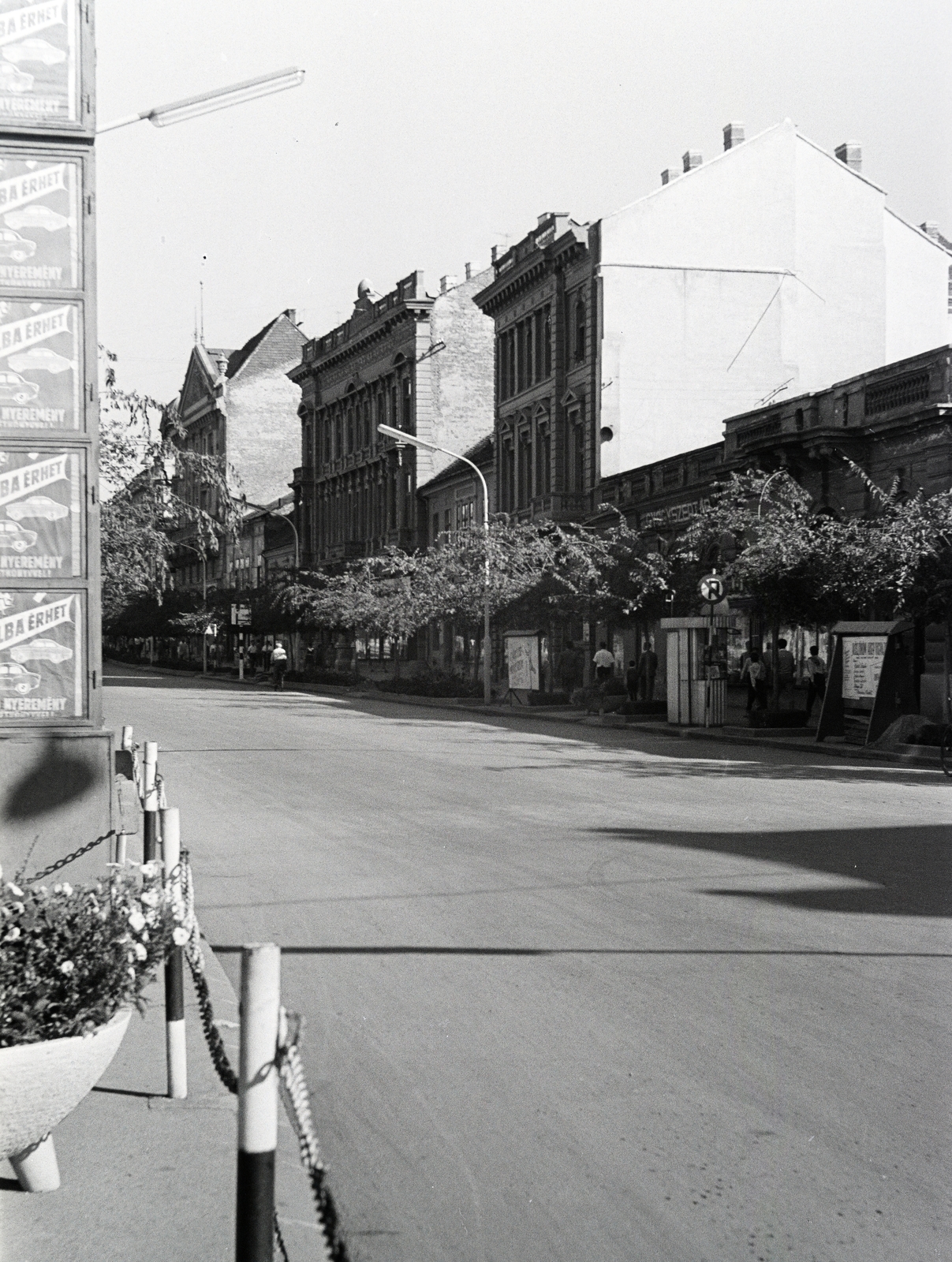 Magyarország, Nagykanizsa, Fő (Lenin) út, a középső 8-as számú emeletes ház Hevesi Sándor szülőháza., 1961, Cziboly Józsefné, hirdetőoszlop, újságárus, jelzőtábla, Fortepan #255679