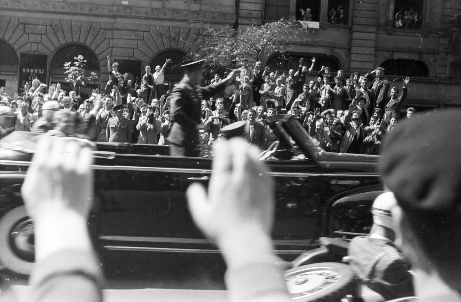 Magyarország, Budapest VII., Erzsébet (Lenn) körút, háttérben a 30. és 32. számú ház, Jurij Gagarin fogadása., 1961, Cziboly Józsefné, Budapest, automobil, Zisz-márka, integetés, űrhajós, Fortepan #255681