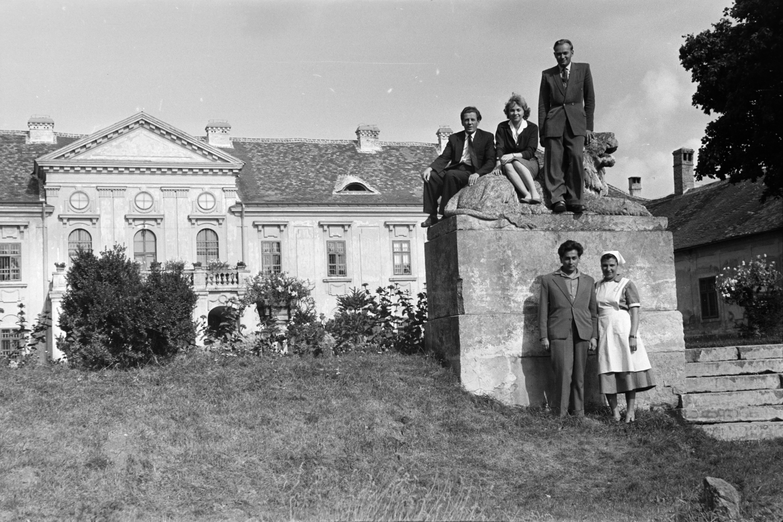 Magyarország, Simaság, Szabadság utca (84-es főút), Festetics-kastély (1956-tól pszichiátriai betegek otthona)., 1961, Cziboly Józsefné, kötény, fityula, öltöny, kőoroszlán, ápolónő, vasrács, Fortepan #255685