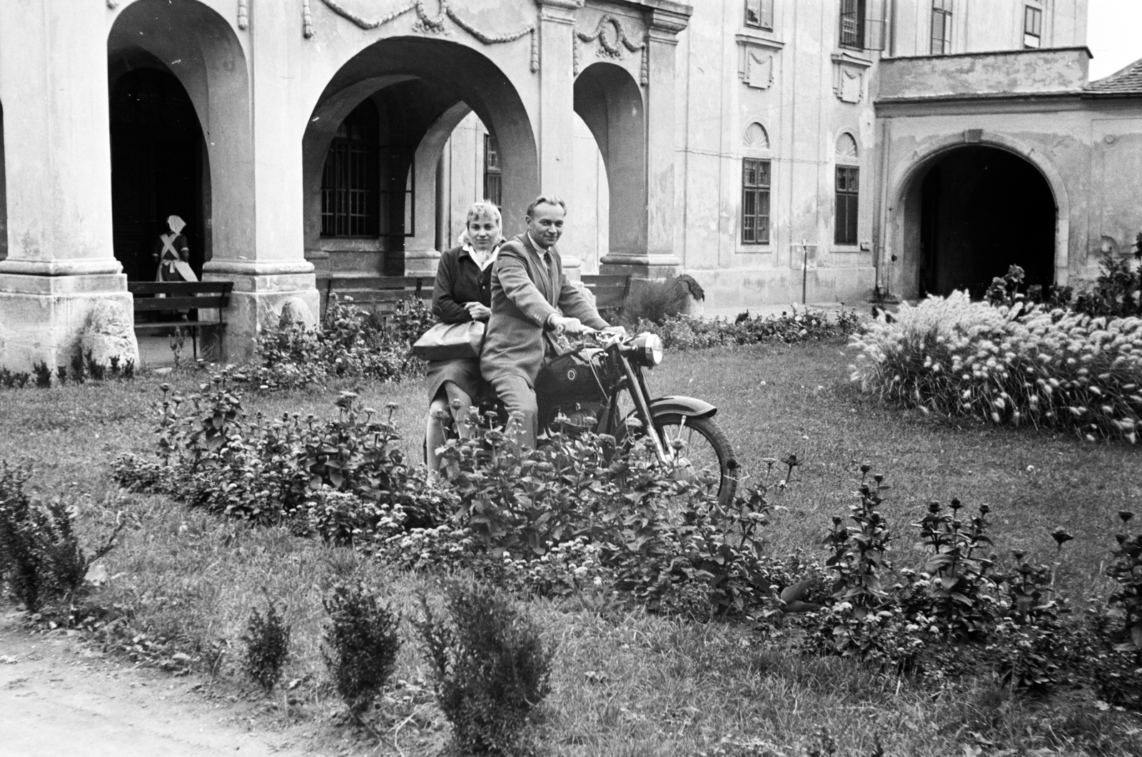 Magyarország, Simaság, Szabadság utca (84-es főút), Festetics-kastély (1956-tól pszichiátriai betegek otthona)., 1961, Cziboly Józsefné, Danuvia-márka, kert, boltozat, fejkendő, motoros, motorkerékpár, Fortepan #255686