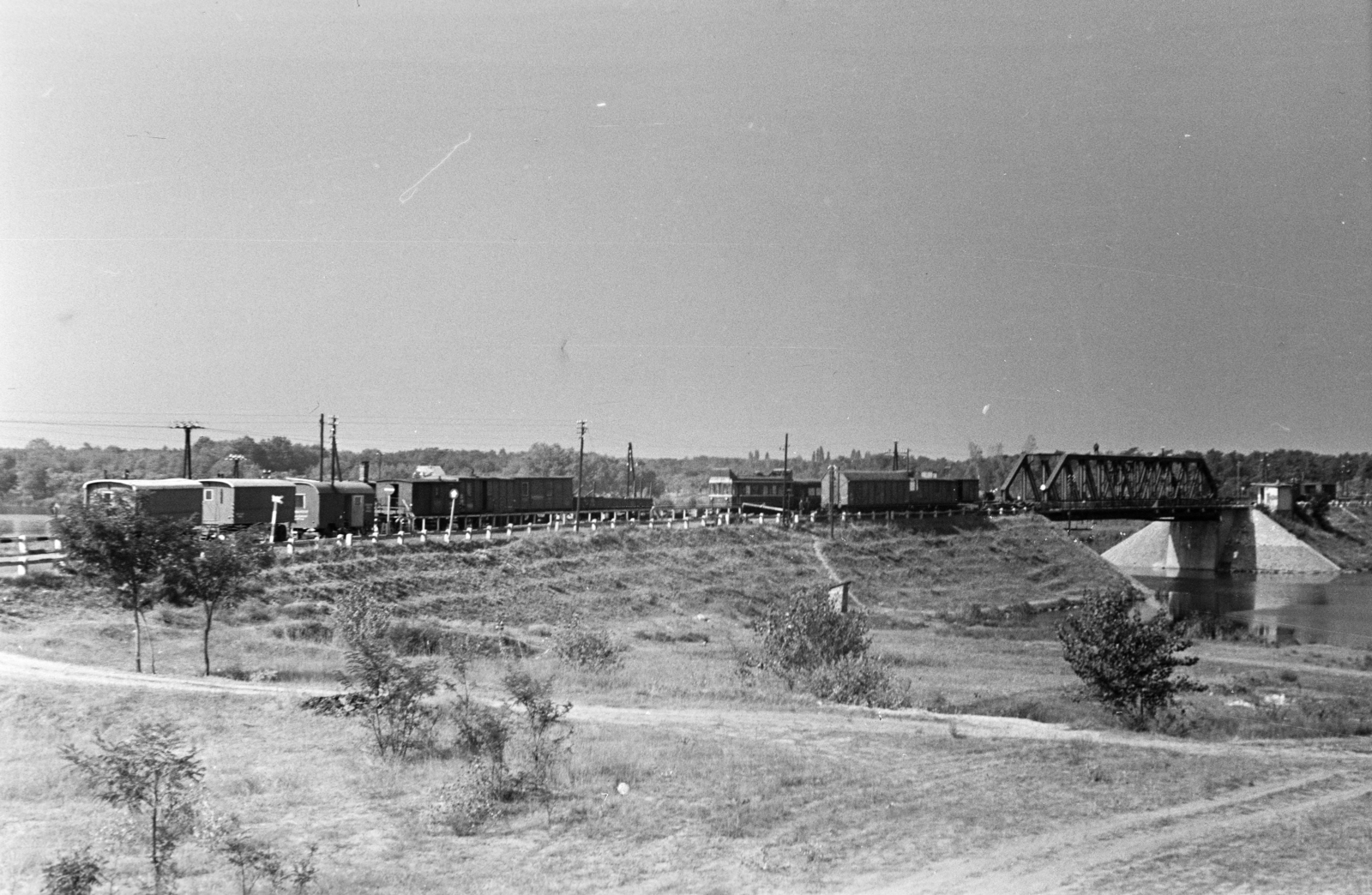 Hungary, Dunavarsány, töltés a Ráckevei (Soroksári)-Duna, Taksony vezér hídnál. A felvétel híd felújításakor készült., 1961, Cziboly Józsefné, river, railway bridge, embankment, coach, Fortepan #255691