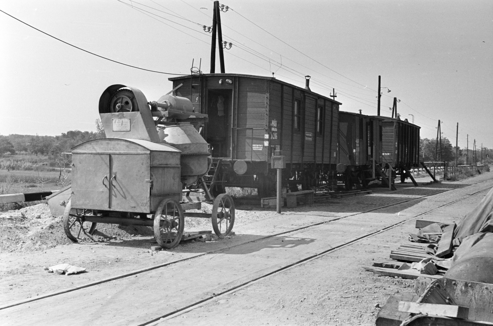 Hungary, Dunavarsány, töltés a Ráckevei (Soroksári)-Duna, Taksony vezér hídnál. A felvétel híd felújításakor készült., 1961, Cziboly Józsefné, coach, rails, aerial wire, Fortepan #255692