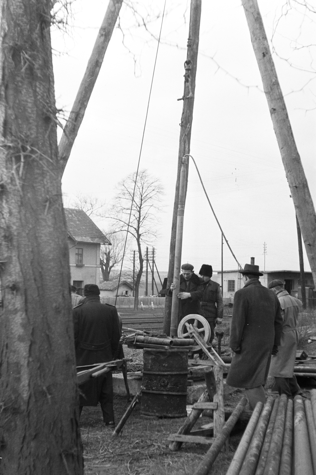 1962, Cziboly Józsefné, windbreaker, telegraph-pole, pipeline, barrel, Fortepan #255698