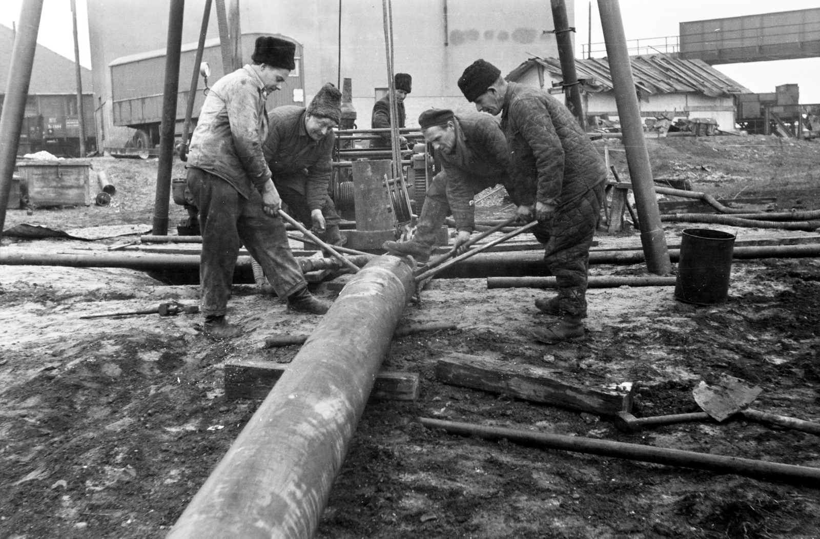 Hungary, Dombóvár, a felvétel a fűtőház mögötti vízháznál készült, háttérben jobbra a Kapos folyó feletti vasúti híd látható., 1962, Cziboly Józsefné, Fortepan #255700