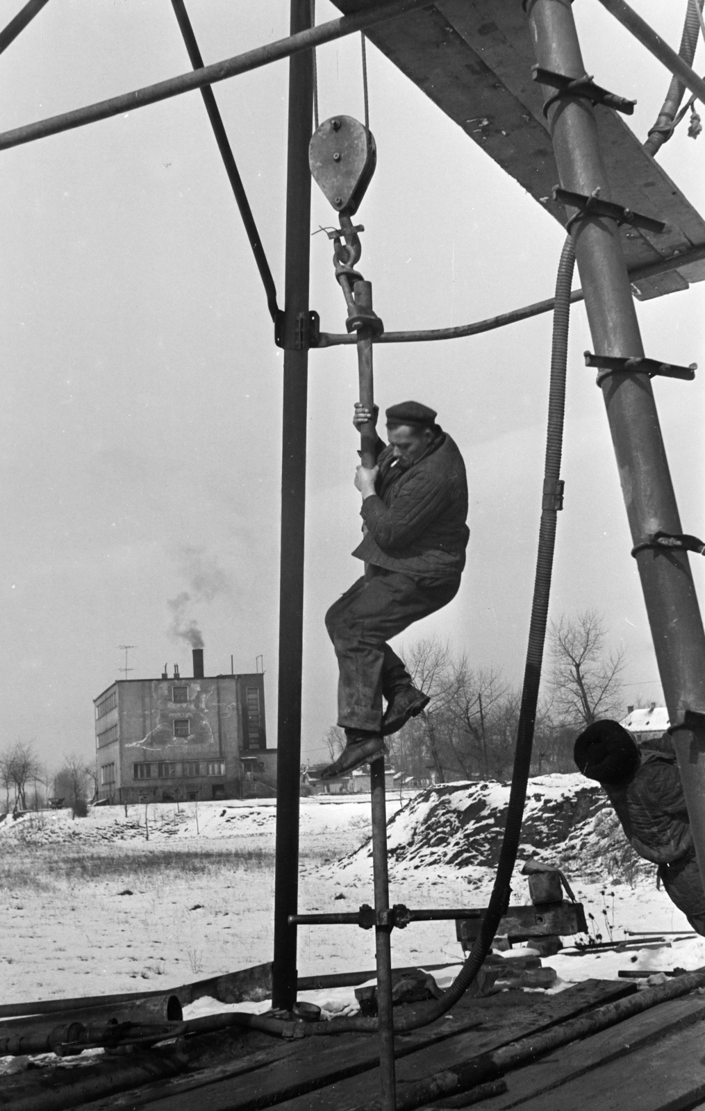 Magyarország, Dombóvár, a felvétel a fűtőház mögötti vízháznál készült., 1962, Cziboly Józsefné, munkás, havas táj, Fortepan #255702