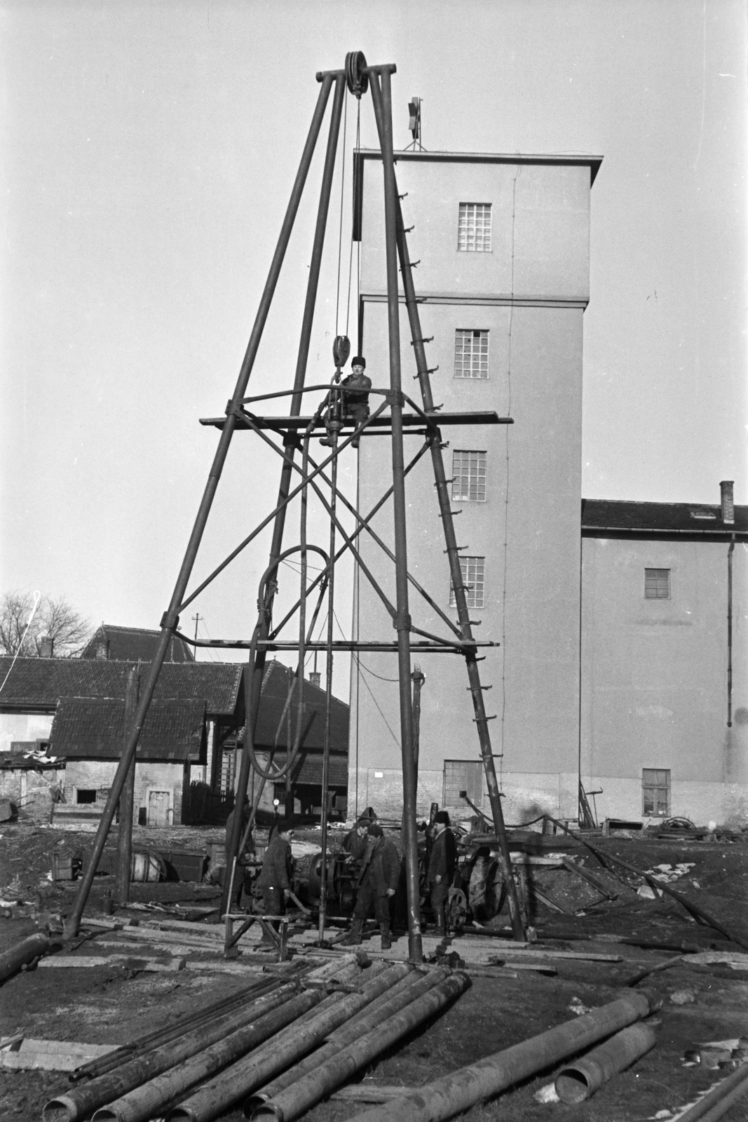 Hungary, Dombóvár, háttérben a vízház., 1962, Cziboly Józsefné, pipeline, water tower, Fortepan #255704