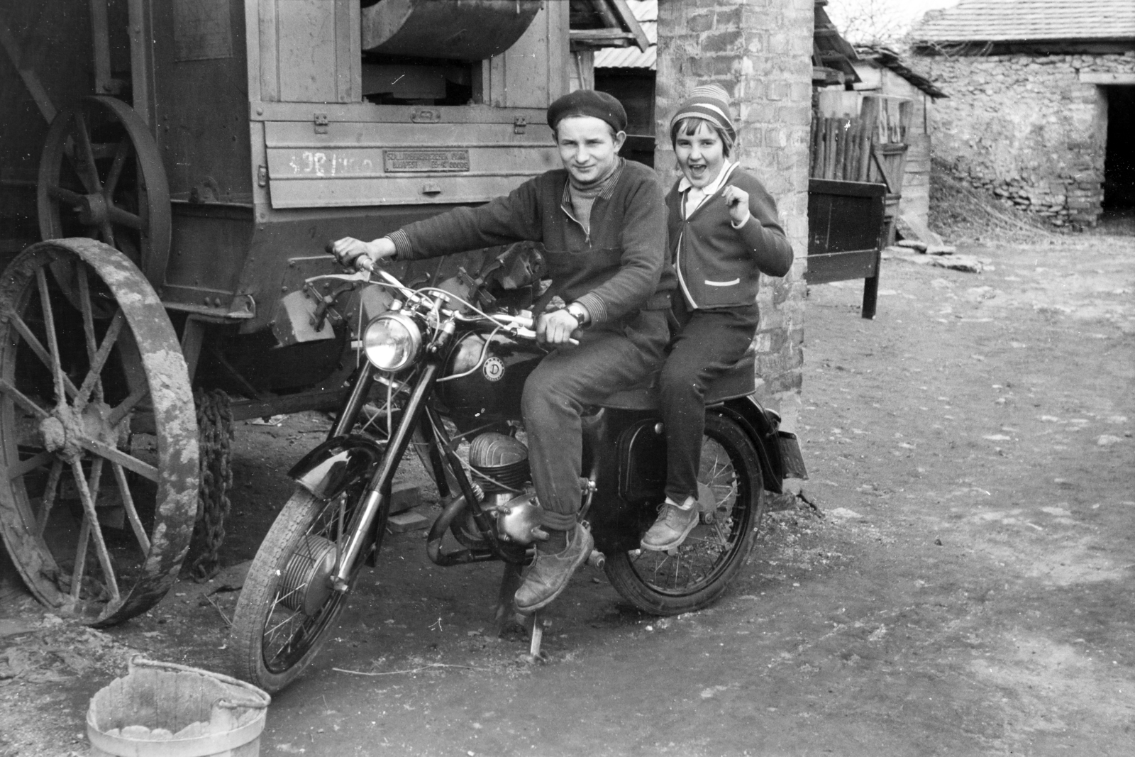 1954, Cziboly Józsefné, threshing machine, beret, motorcycle, yard, Fortepan #255706