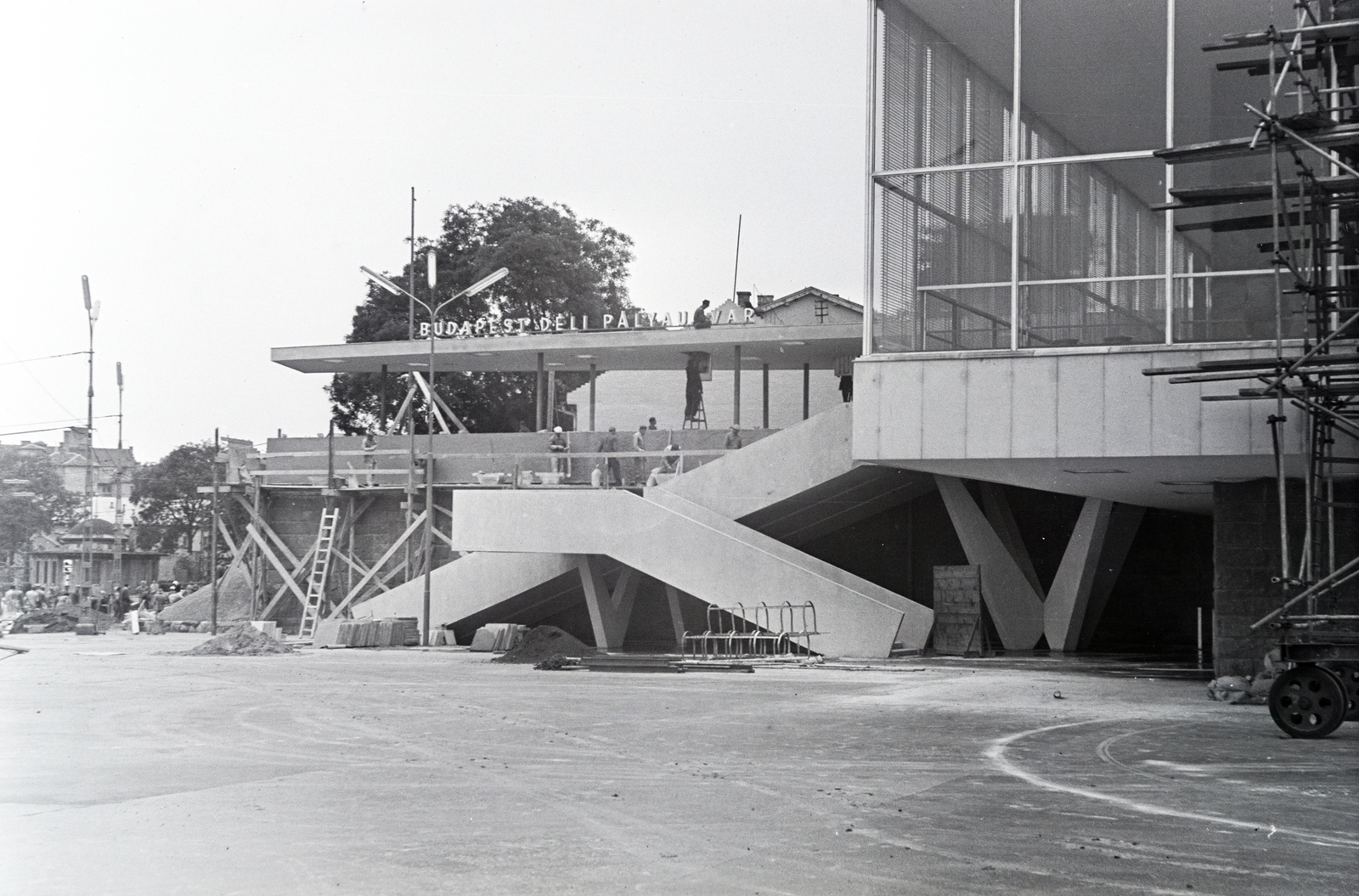 Hungary, Budapest I., Déli pályaudvar a felvétel az új pénztárcsarnok építésekor készült., 1962, Cziboly Józsefné, train station, Budapest, ladder, bicycle holder, Fortepan #255712