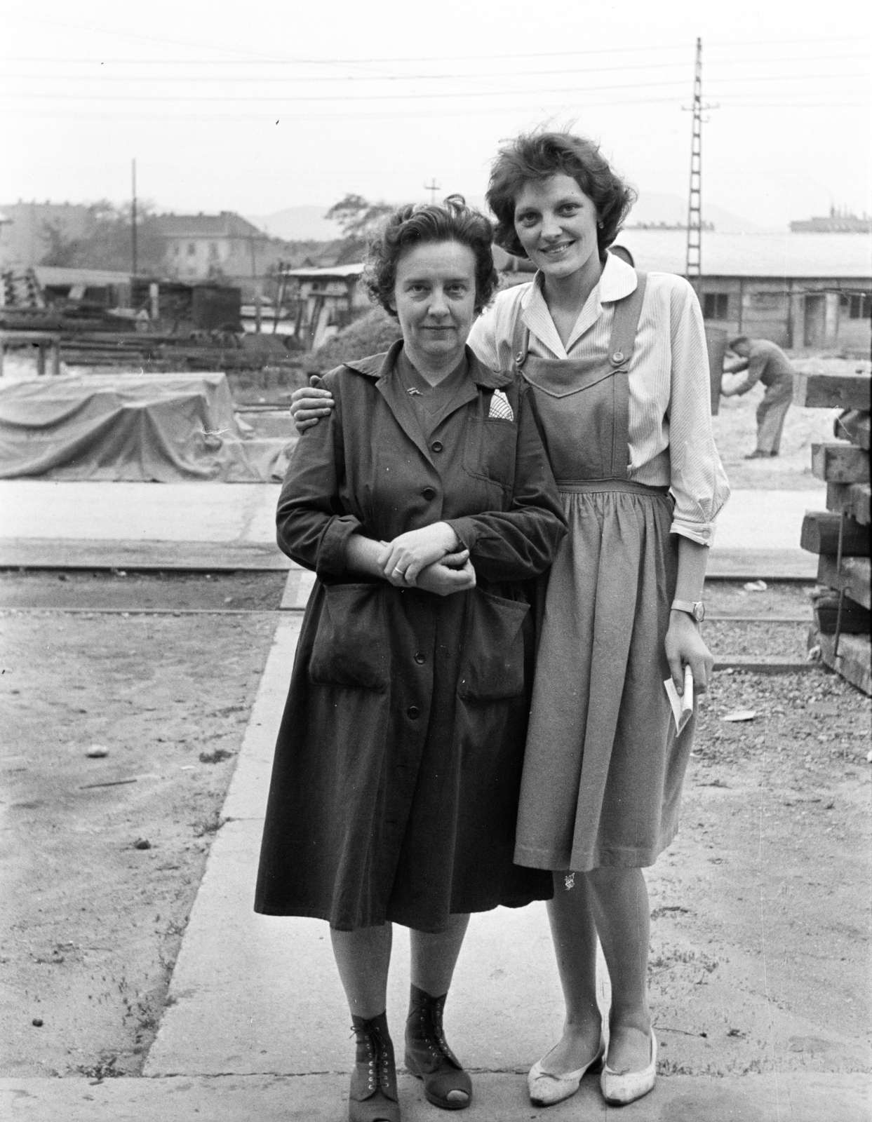 Hungary, Budapest XIV., a felvétel a Rákosrendező vasúti pályaudvaron készült., 1962, Cziboly Józsefné, Best of, Budapest, sleeper, apron dress, working clothes, high-top shoes, Fortepan #255714