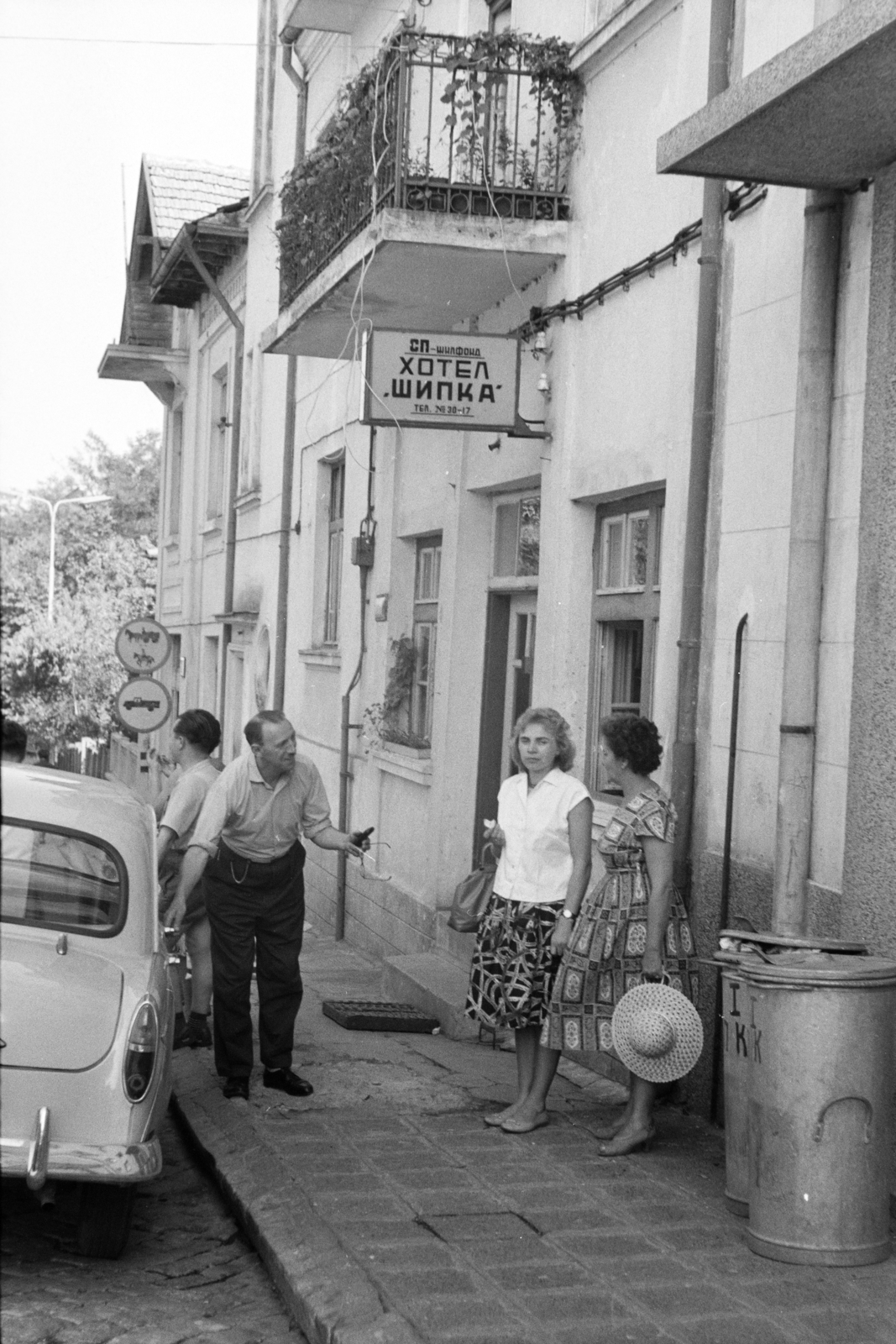 Bulgaria, Ruse, Sipka hotel., 1962, Cziboly Józsefné, Cyrillic alphabet, straw hat, balcony, road sign, hotel, dustbin, Fortepan #255720