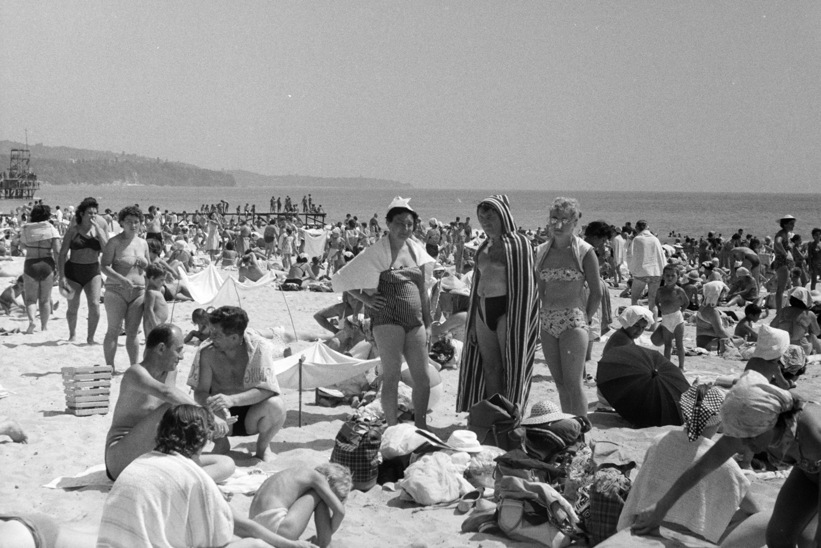 Bulgaria, Varna, strand a tengerparton., 1962, Cziboly Józsefné, shades, pier, mass, slip, sea shore, beach, Fortepan #255721