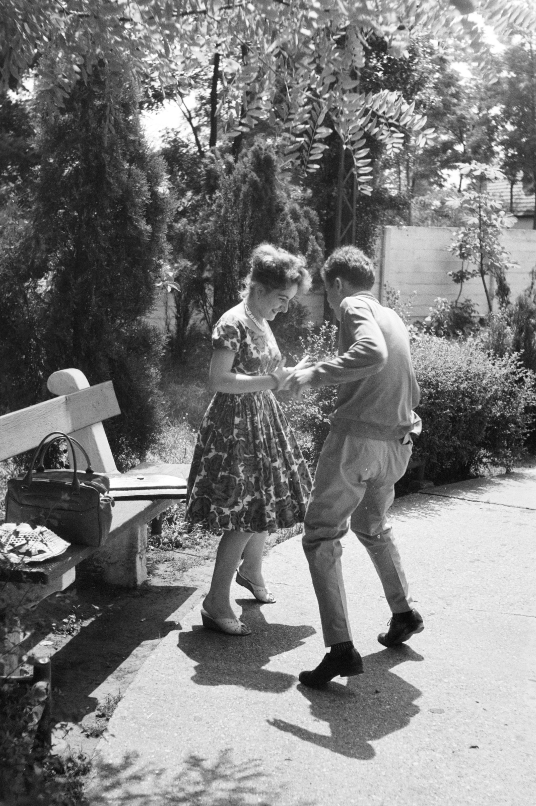 Hungary, Szolnok, 1963, Cziboly Józsefné, bench, slippers, flowery dresses, dance, Fortepan #255728