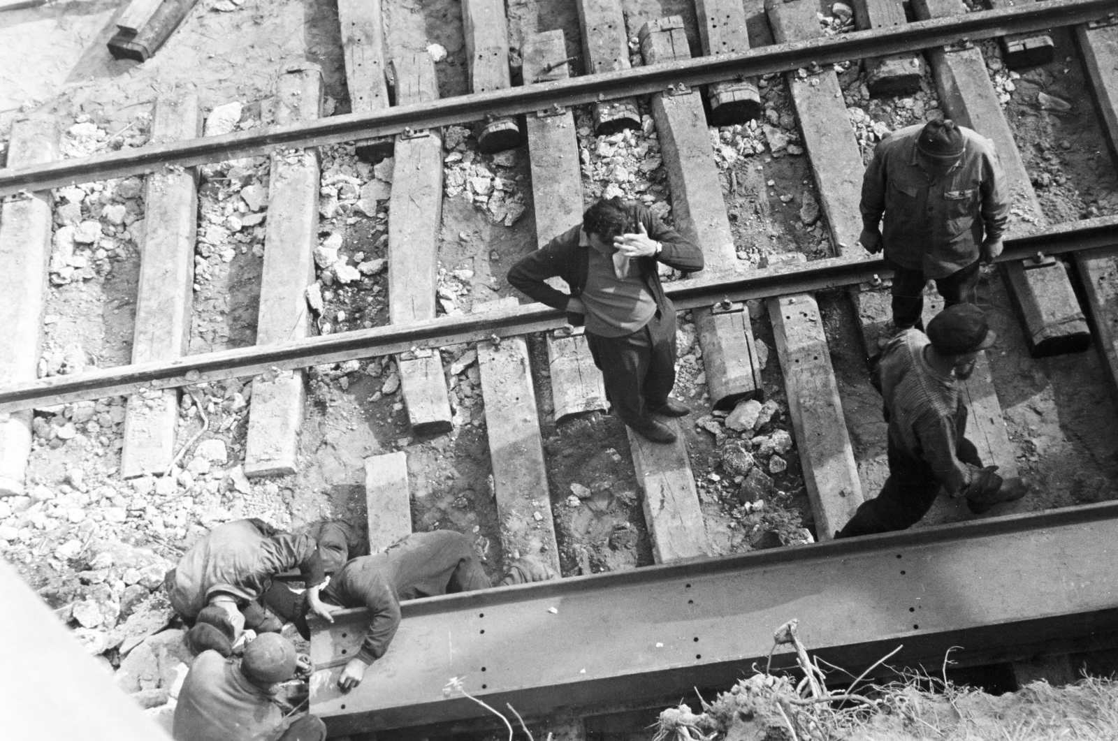 1963, Cziboly Józsefné, Rail track maintenance worker, plan view, Fortepan #255732