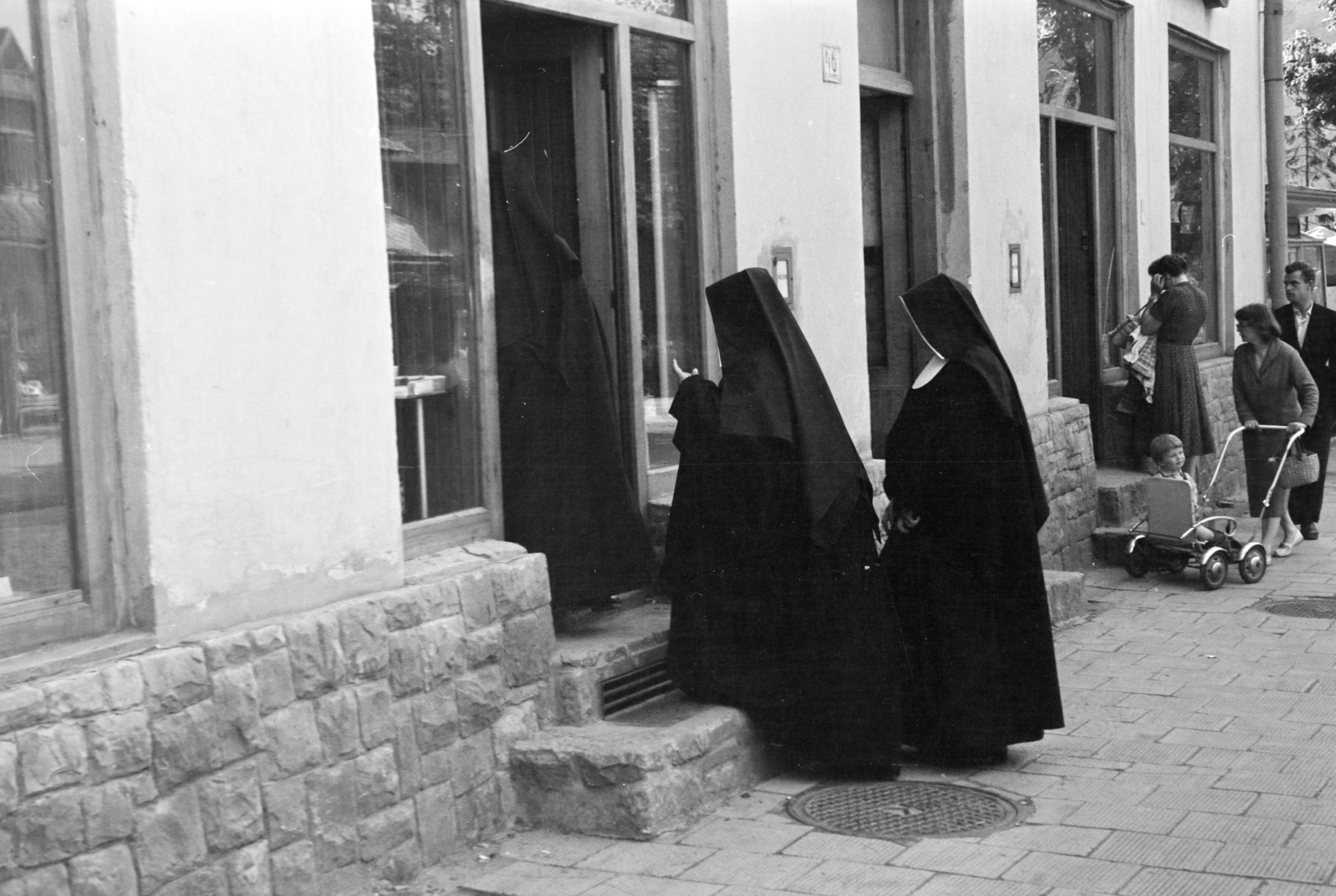 Poland,Tatry Wysokie, Zakopane, ulica Krupówki 46., 1963, Fortepan/Album067, baby carriage, nun, Fortepan #255744