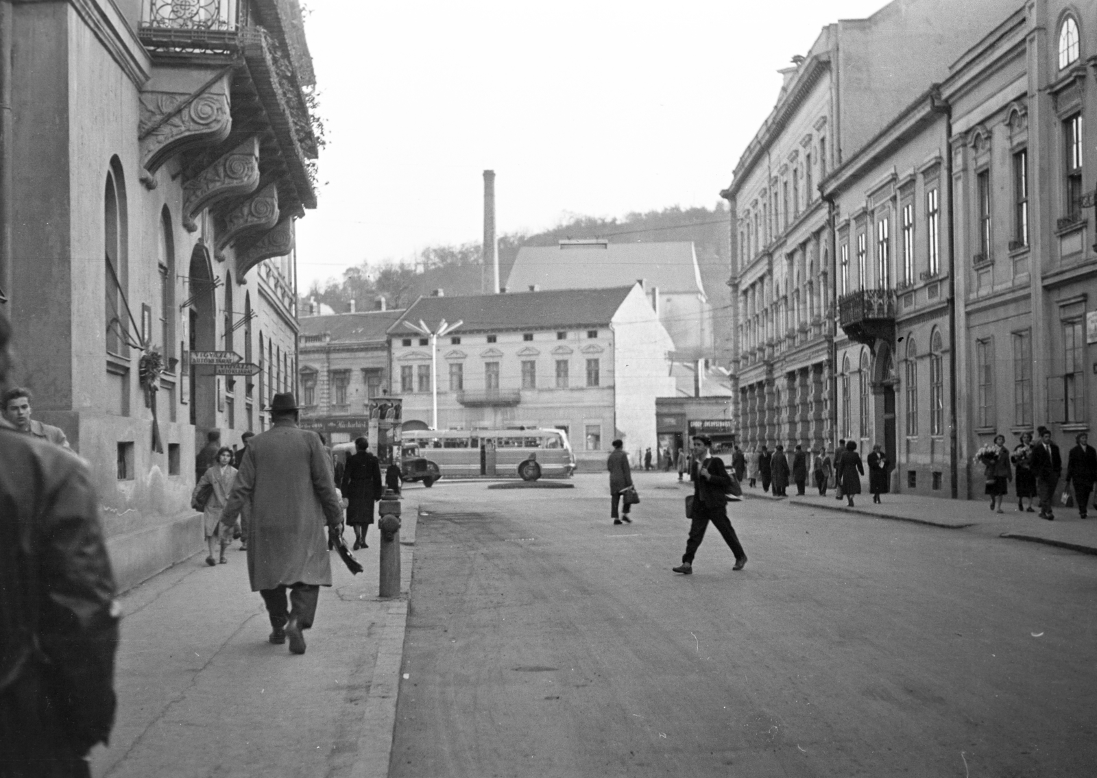 Hungary, Miskolc, Városház (Tanácsház) tér., 1961, Fortepan/Album067, chimney, pedestrian, street view, balcony, Fortepan #255746