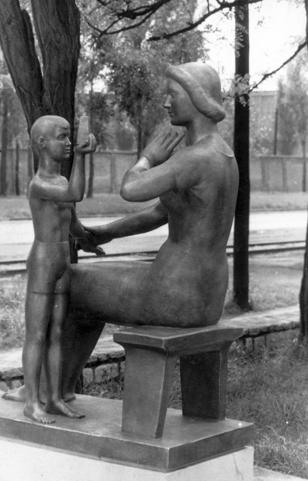 Hungary, Budapest XI., Fehérvári út 159., a Kelenföldi Műszaki Középiskola parkjában álló szobor, a Tanítás (Huszár Imre, 1966.)., 1966, Kovács László Péter, Budapest, sculptural group, Fortepan #25576